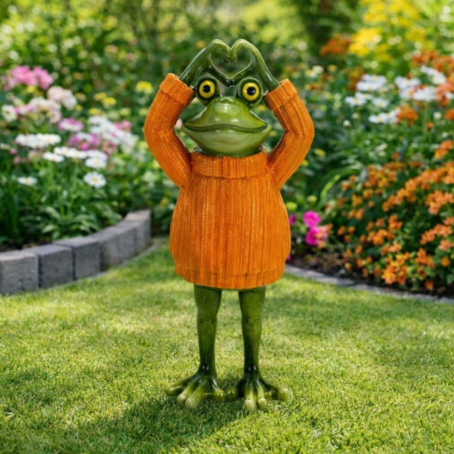Online-Fuchs Gartenfigur lustiger Frosch für Garten, Balkon & Terrasse - Deko Figuren für außen, (mit Herzerl über dem Kopf, süße Geschenkidee), aus langlebigem Kunstharz gefertigt, wetterfest - 27 cm groß