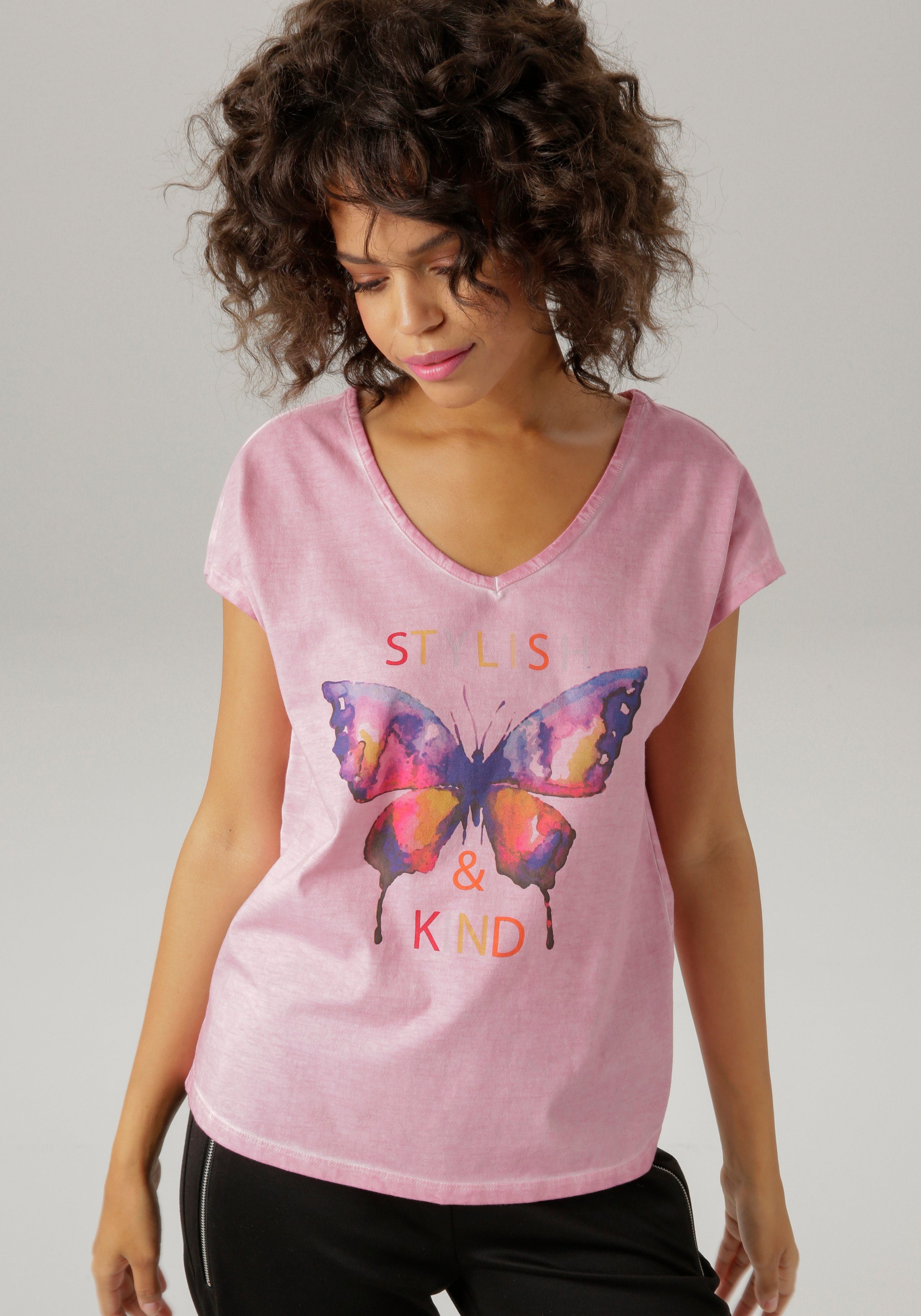 batikfarbigem Aniston T-Shirt mit malve-dunkelblau-orange-pink-rosa-gelb-oliv-lila-rot-wollweiß Schmetterling Schriftzug CASUAL und