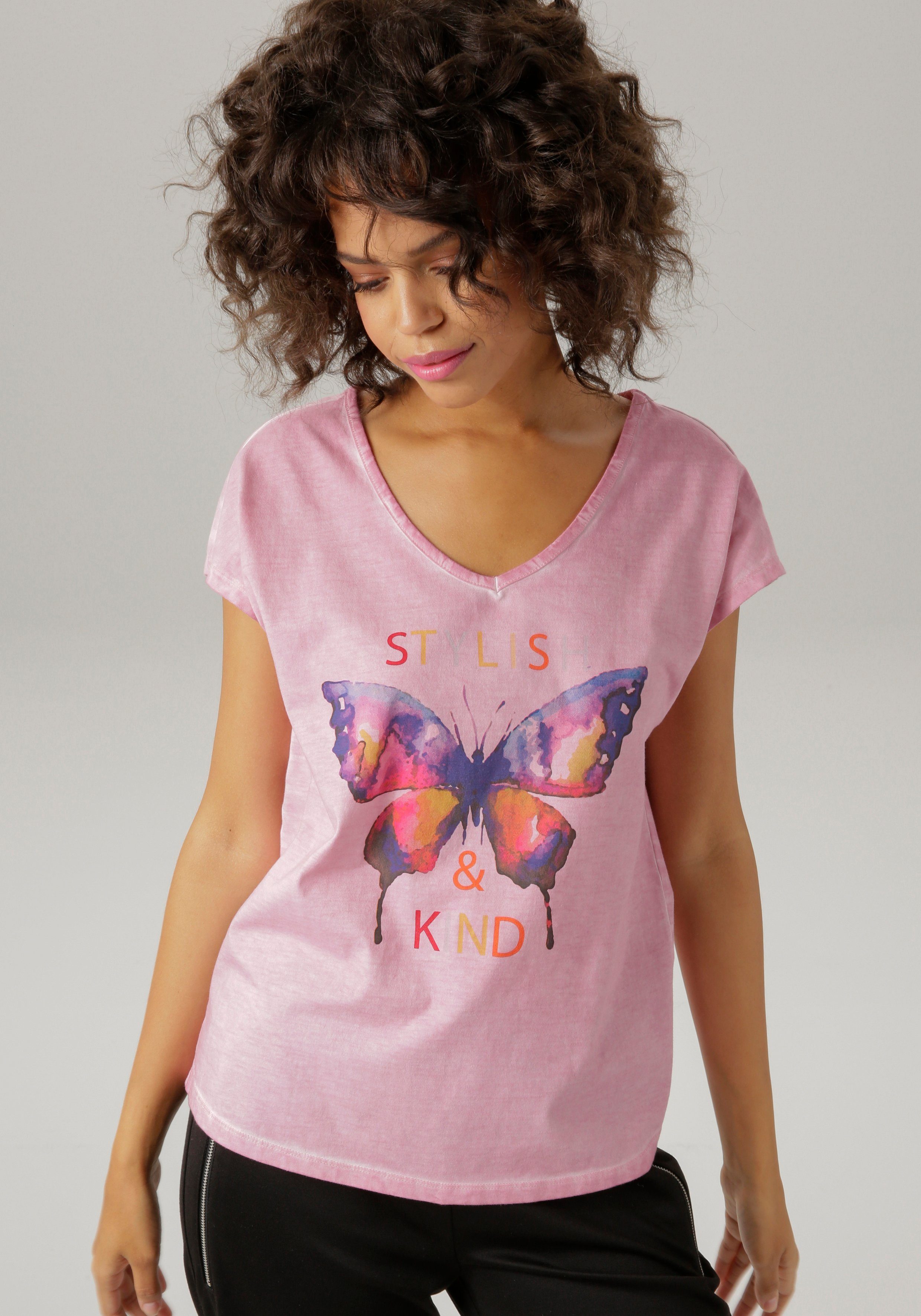 T-Shirt Aniston batikfarbigem mit CASUAL Schmetterling und Schriftzug