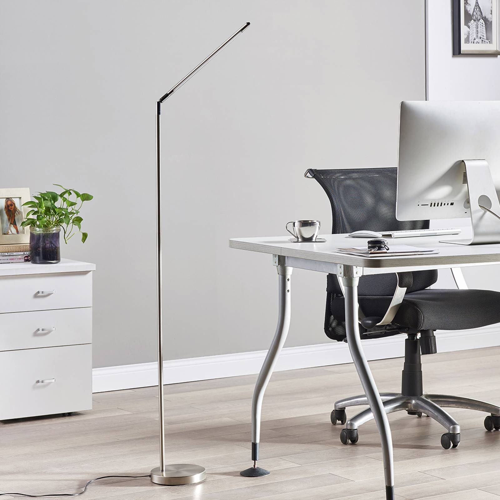 Lindby Stehlampe Jabbo, 1 x 6 W LED, warmweiß