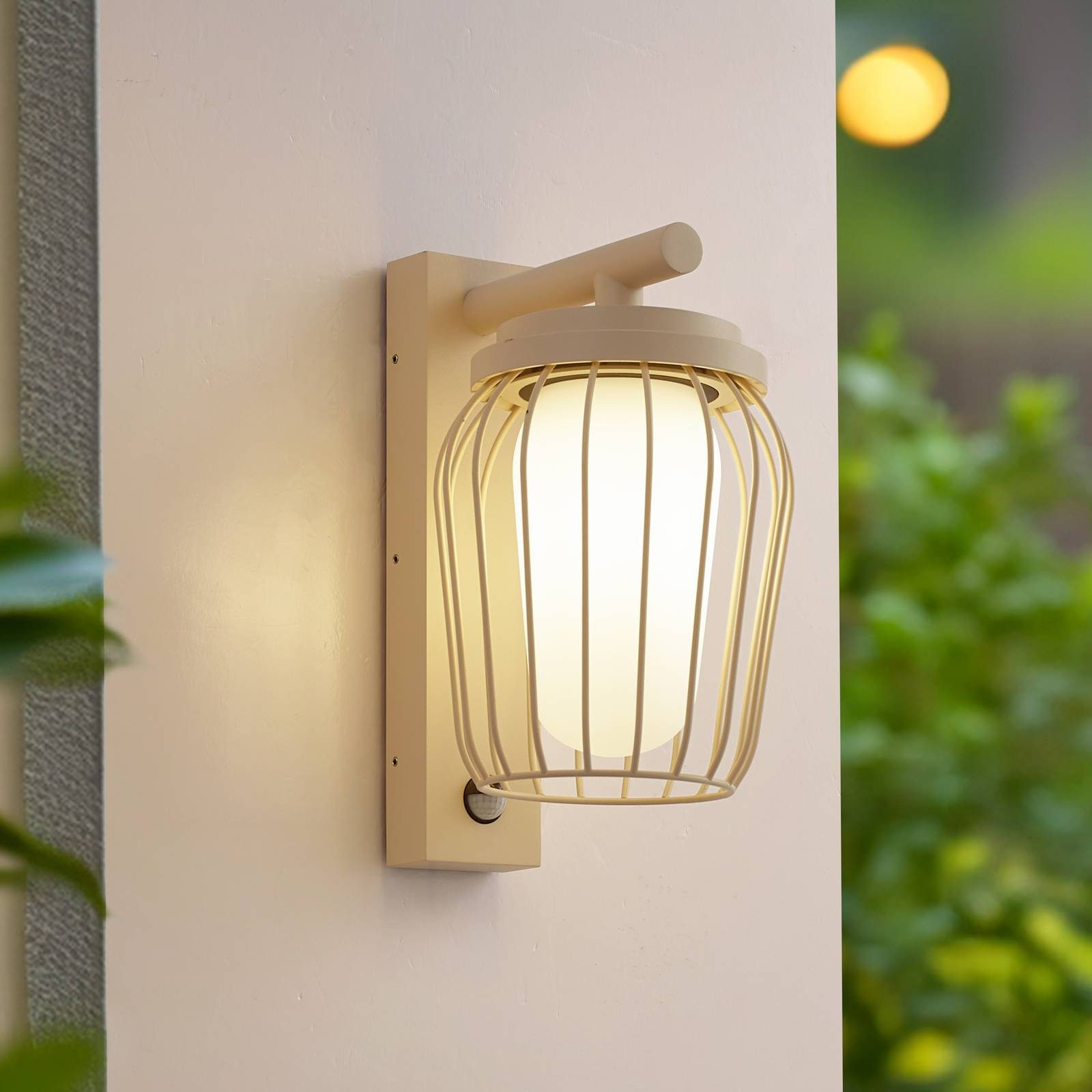 Lucande Außen-Wandleuchte Chandan, Metall, Creme IP44mit Bewegungsmelder, 1 x 15 W LED