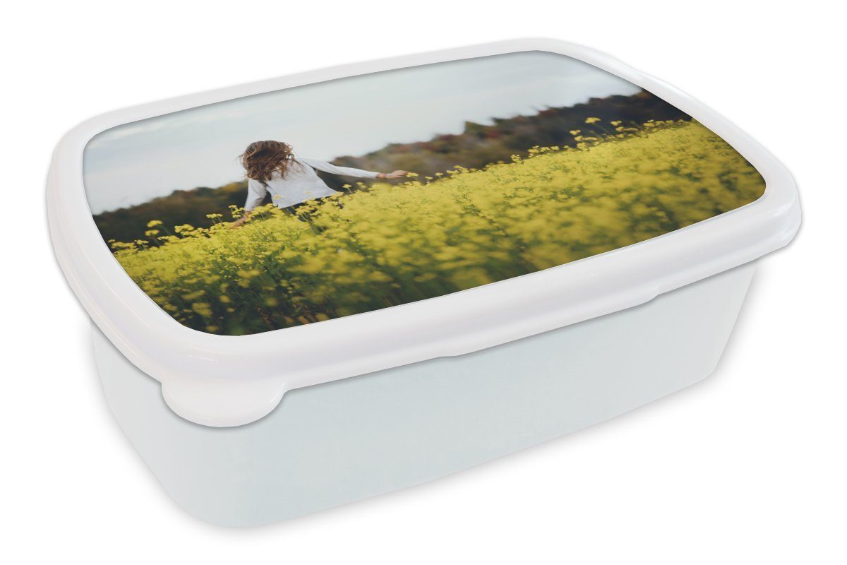 für für Kinder Feld Erwachsene, Mädchen läuft Mädchen und ein Lunchbox gelben Brotbox (2-tlg), durch Kunststoff, und Brotdose, Blumen, Jungs MuchoWow weiß mit