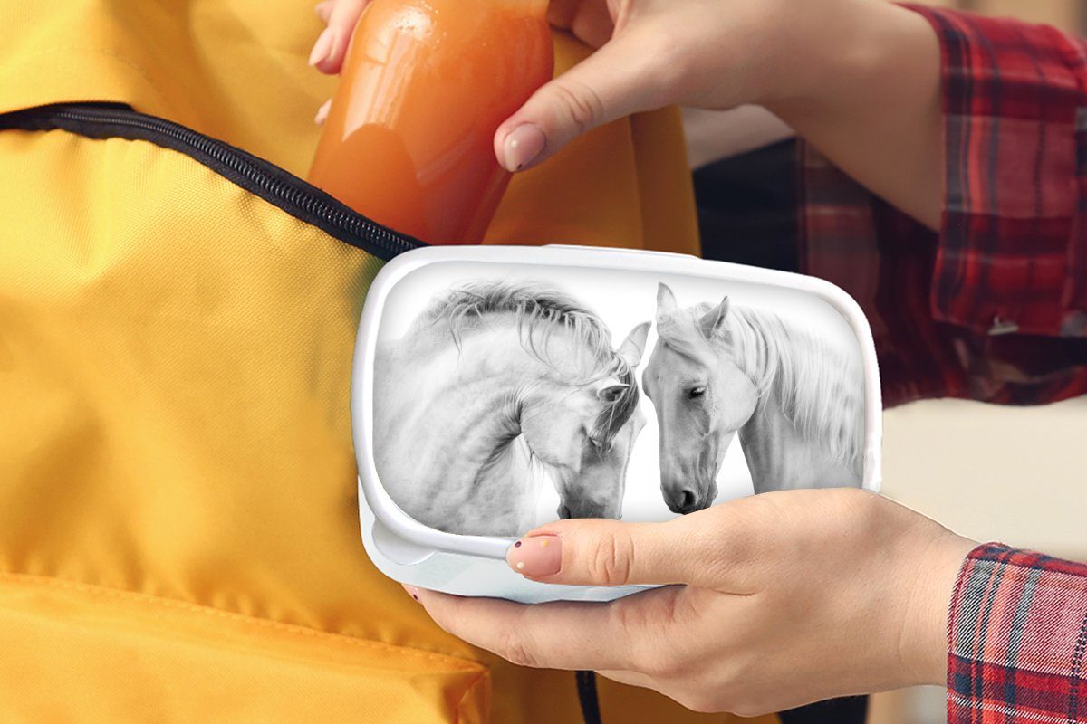 Jungs - Brotbox - Tiere Mädchen und Weiß, Lunchbox Porträt für Pferd und (2-tlg), Kunststoff, für Erwachsene, Kinder - MuchoWow Brotdose,