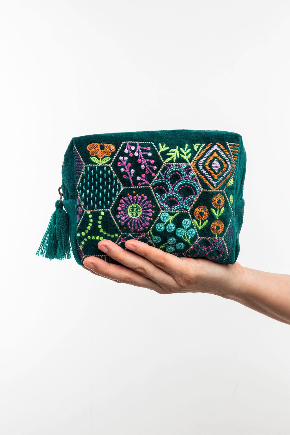 Tranquillo Kosmetiktasche Kosmetiktasche VELVET BLOOM ART - klein, Samtige Oberfläche mit aufwendiger Stickerei und Quaste