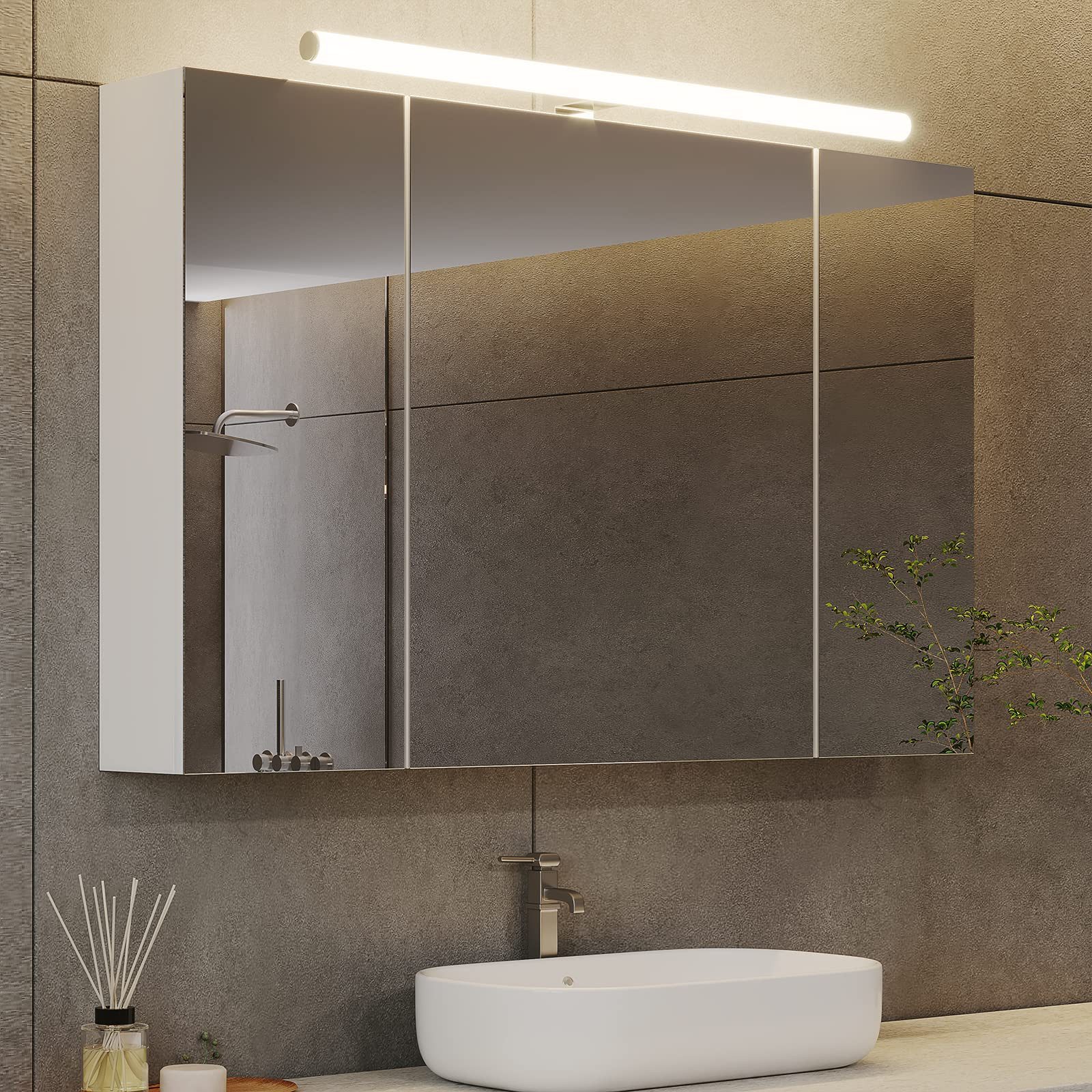 MSMASK Badezimmerspiegelschrank Mit Licht und Spiegel, dreitüriger Spiegelschrank, Hängeschrank mit Steckdosen und Lichtschalter, 90x16x60 cm (B x T x H)