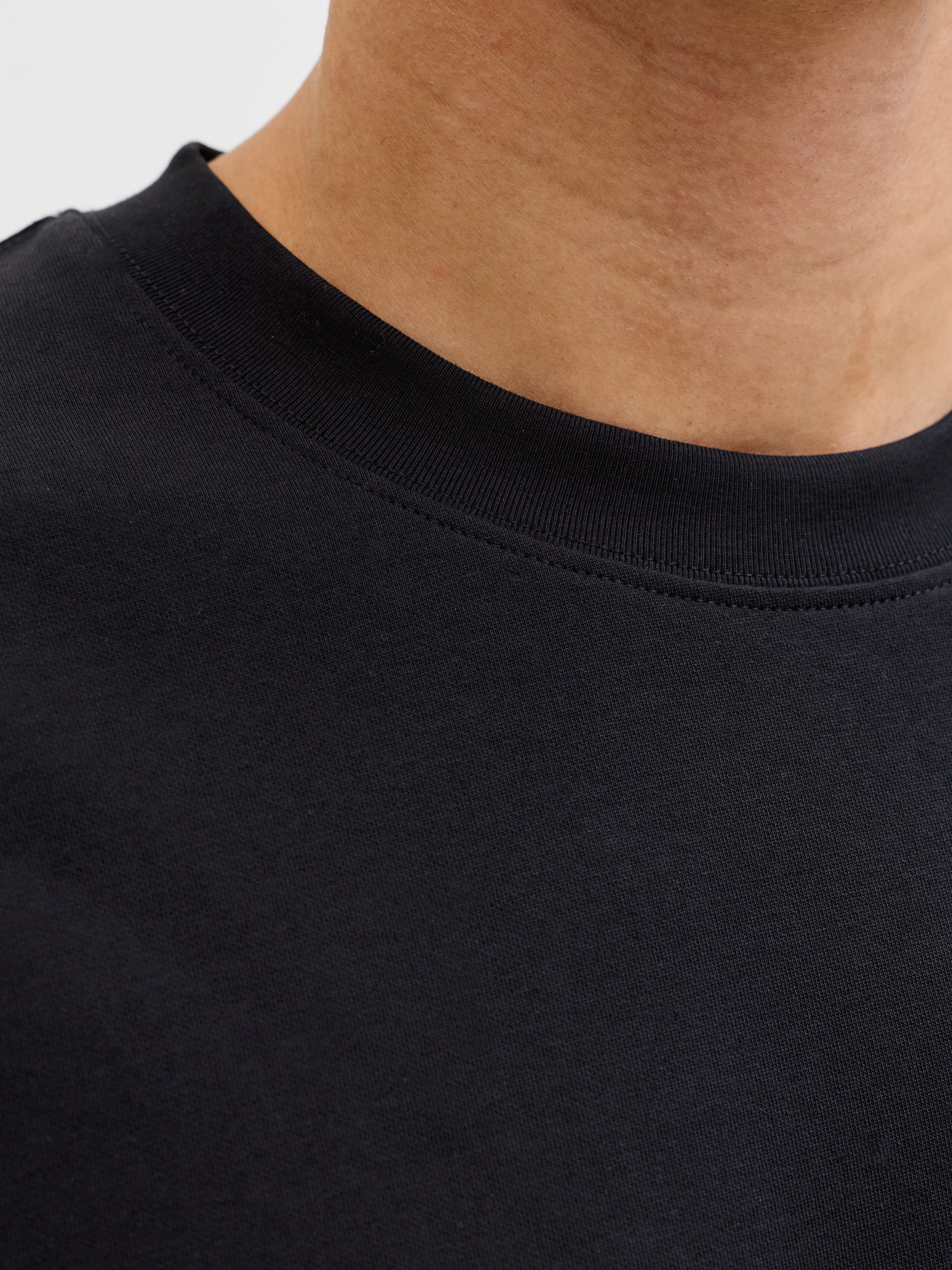 Jack & Jones T-Shirt JJEBARRON TEE SS O-NECK NOOS Baumwollmischung, loose fit