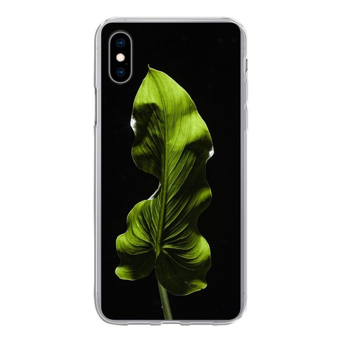 MuchoWow Handyhülle Ein grünes Blatt auf schwarzem Hintergrund Handyhülle Apple iPhone Xs Smartphone-Bumper Print Handy