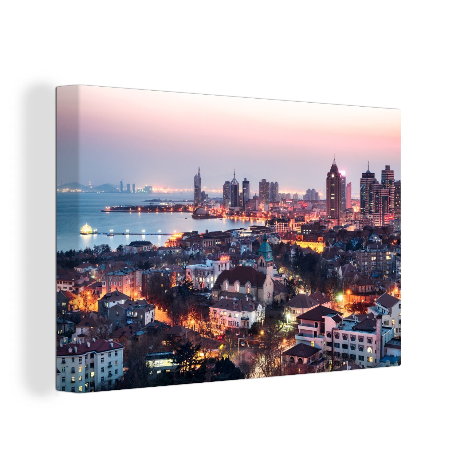OneMillionCanvasses® Leinwandbild Blick über Qingdao am Abend, (1 St), Wandbild Leinwandbilder, Aufhängefertig, Wanddeko, 30x20 cm