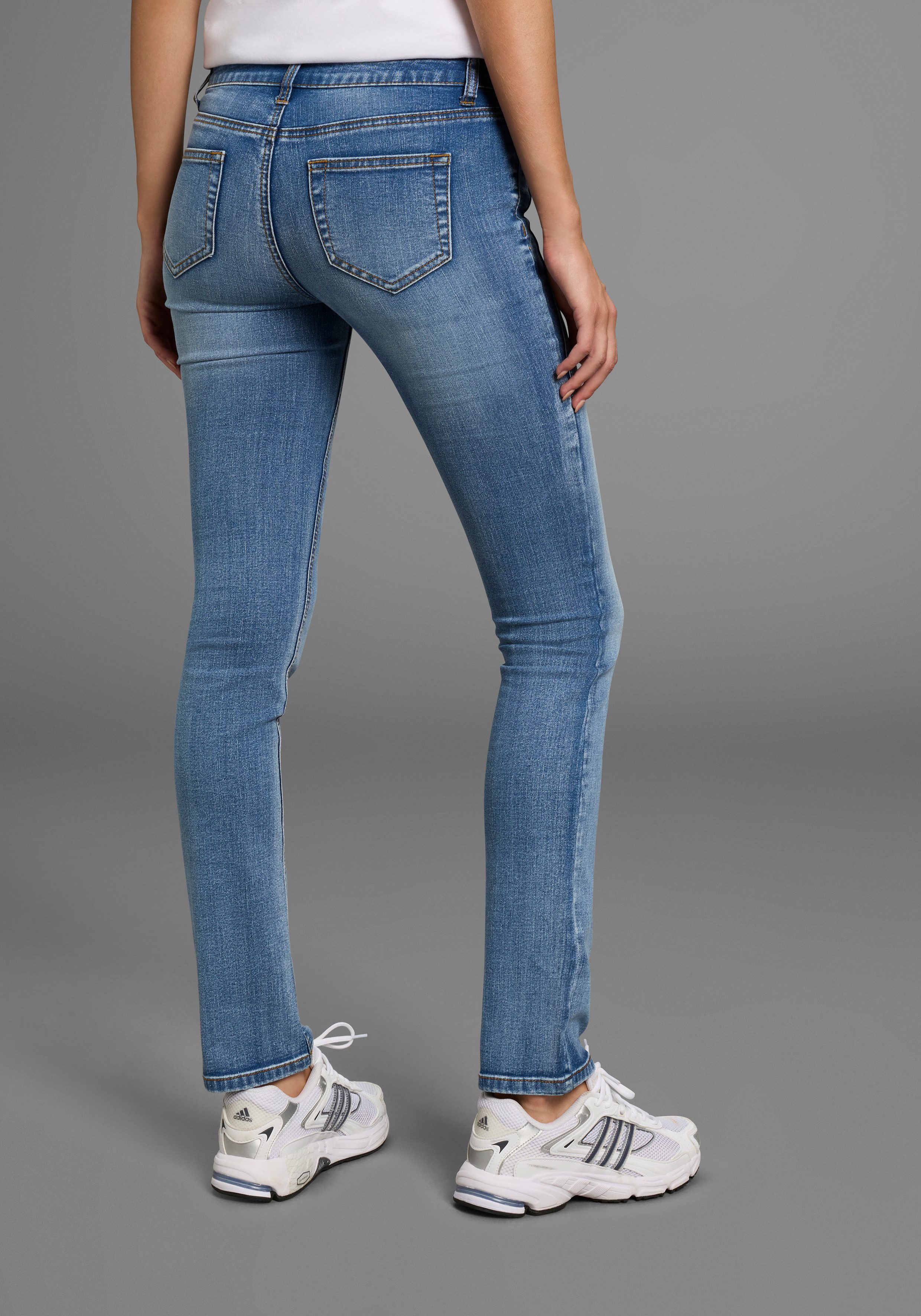 Arizona Comfort-fit-Jeans mit Keileinsätzen niedrige Leibhöhe. Reduzierter Preis € 48,99. Unverbindliche Preisempfehlung € 59,99