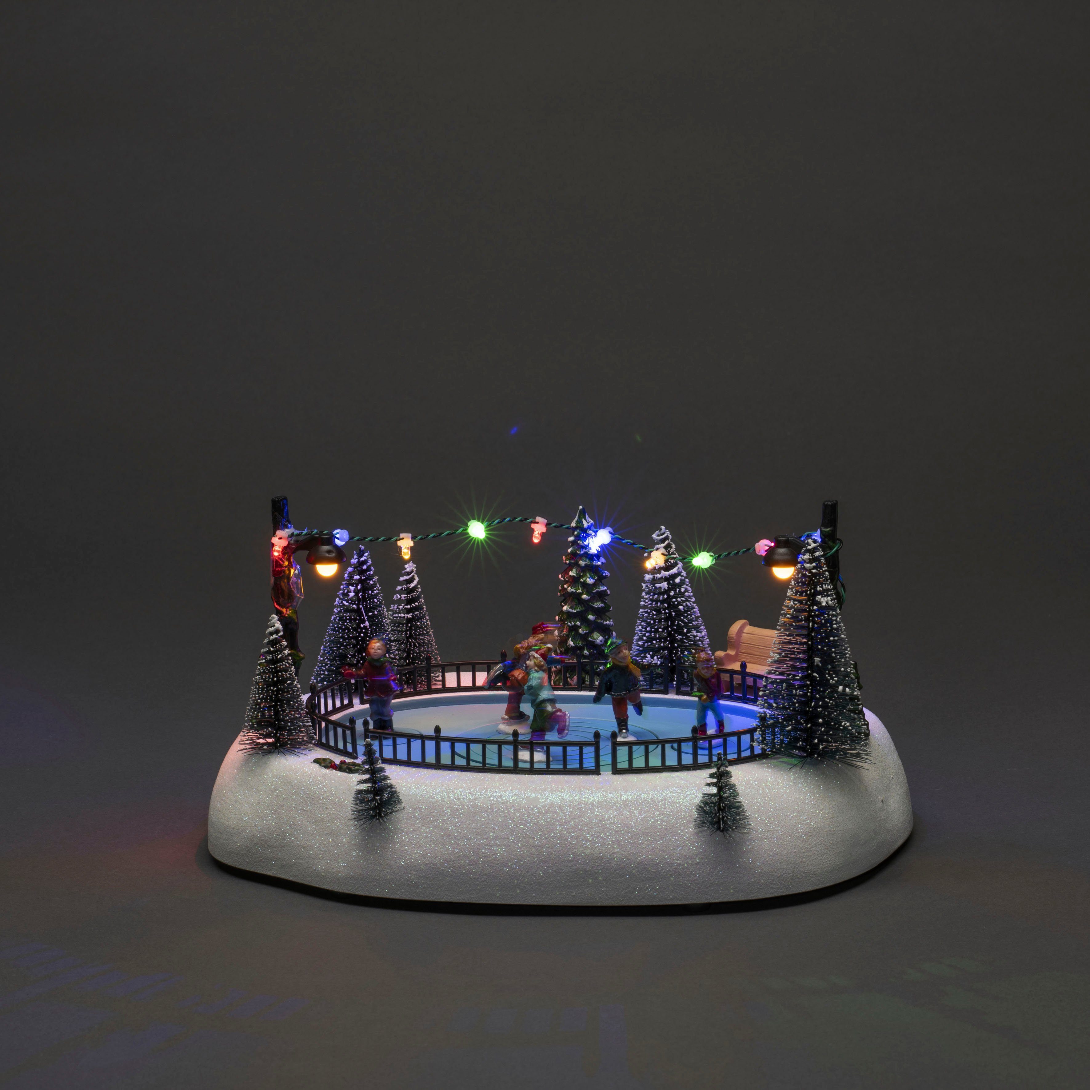 KONSTSMIDE Weihnachtsszene Eisbahn, mit Musik, oder Batteriebetrieb USB wählbar Dioden, zwischen 12 bunte