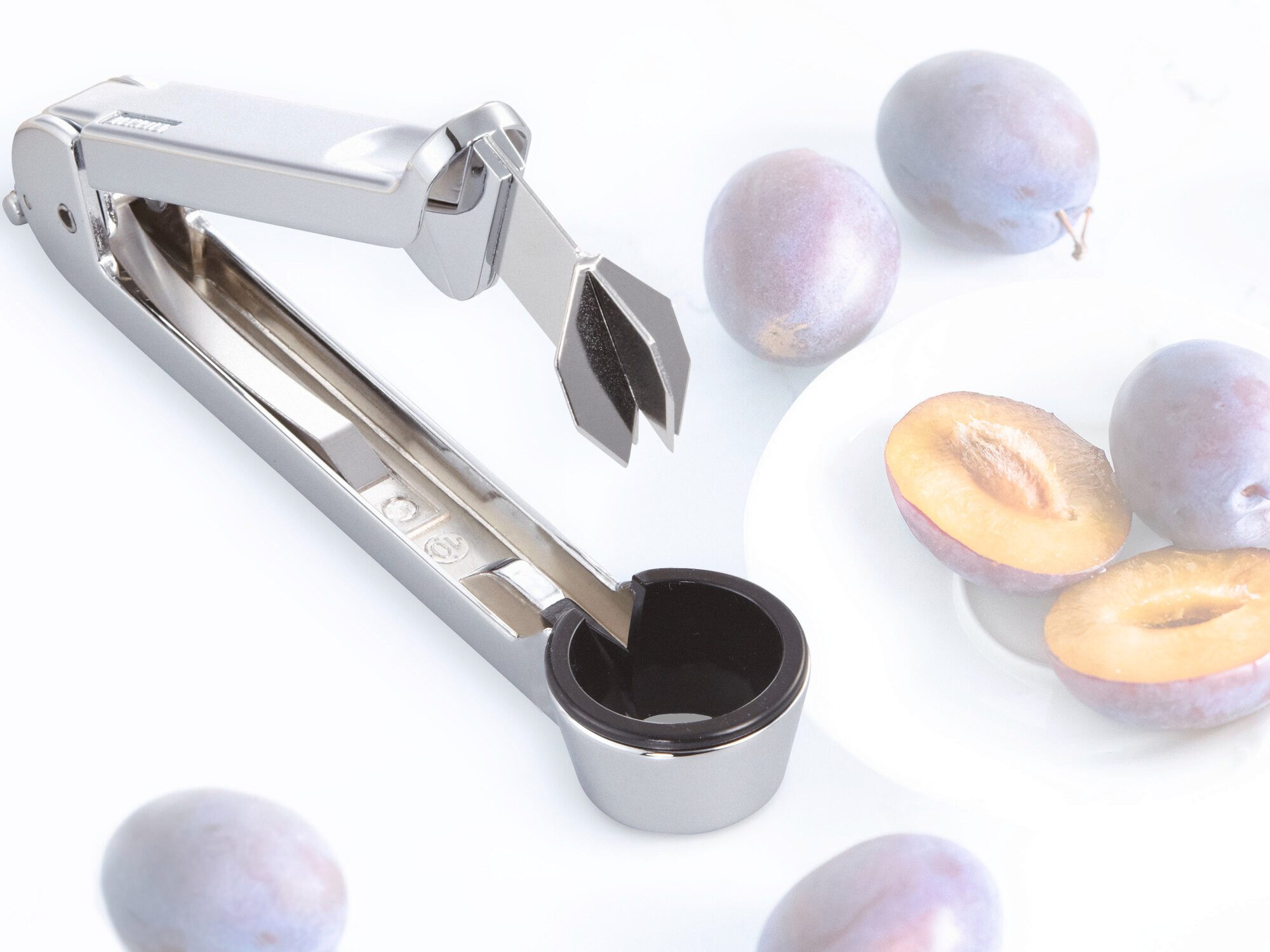 Leifheit Entkerner Pflaumenentsteiner, Metall,Kunststoff, Handlich, platzsparend aufzubewahren, entsteinen und teilen