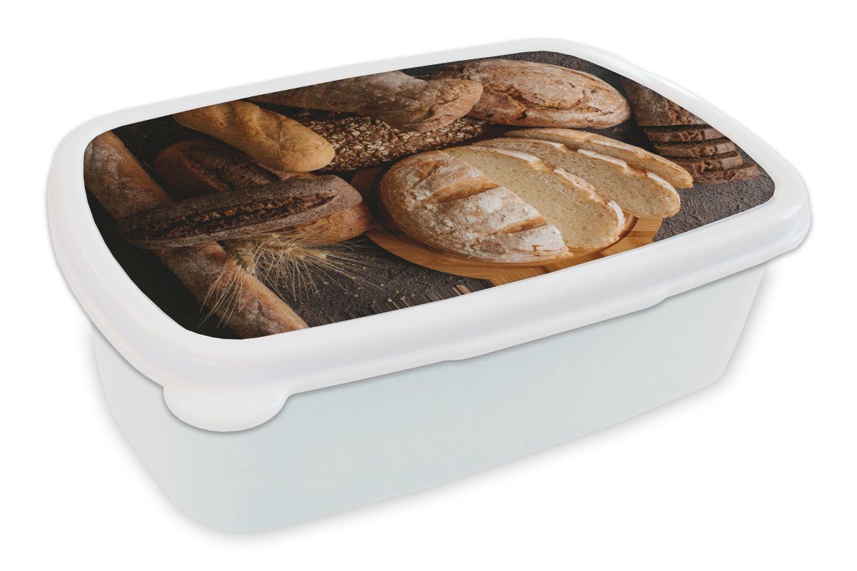 MuchoWow Lunchbox Frisch gebackenes Brot auf einem Holztisch, Kunststoff, (2-tlg), Brotbox für Kinder und Erwachsene, Brotdose, für Jungs und Mädchen weiß