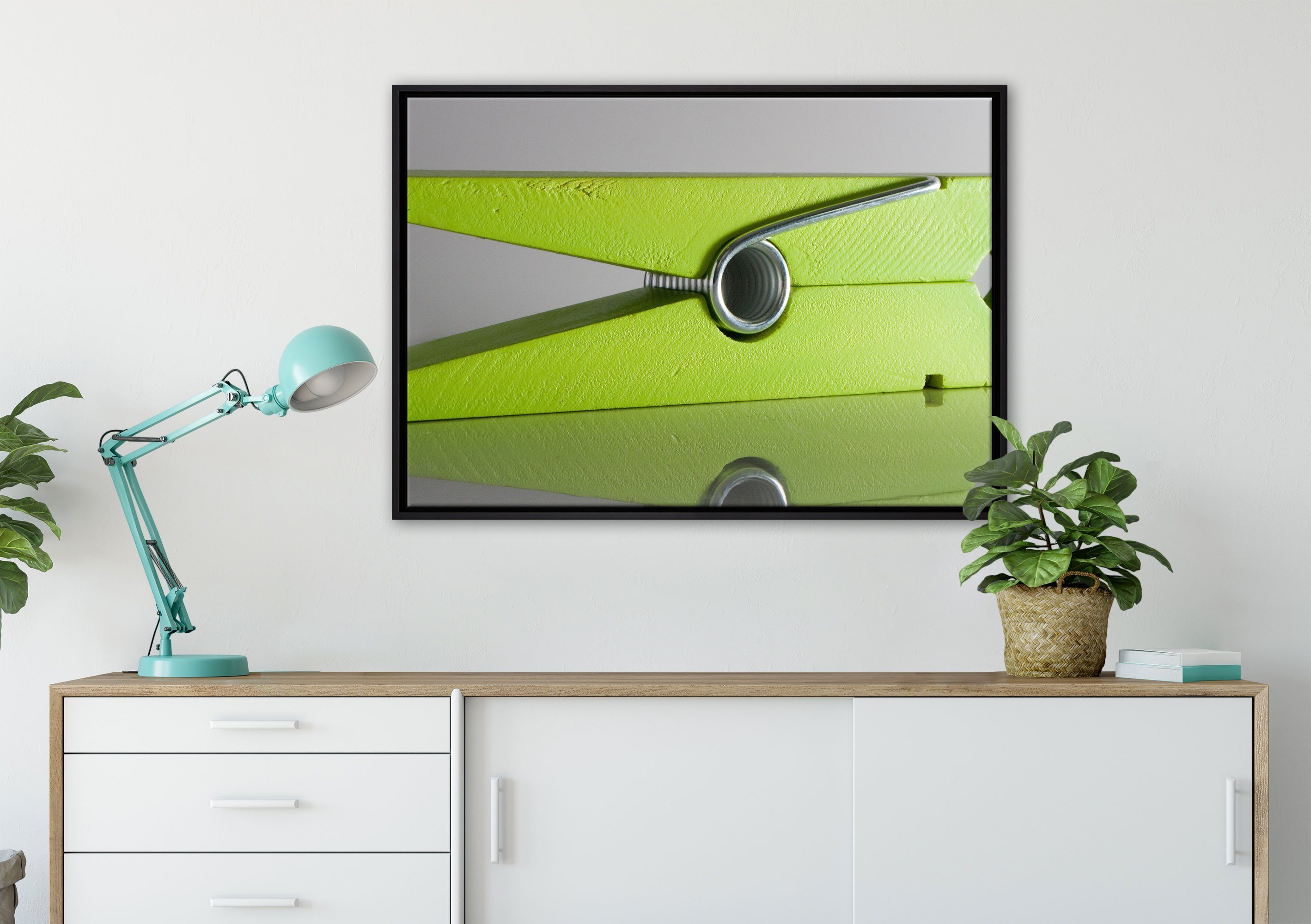 Pixxprint Leinwandbild grüne Wäscheklammer, Wanddekoration Schattenfugen-Bilderrahmen bespannt, (1 St), Zackenaufhänger inkl. in fertig einem gefasst, Leinwandbild