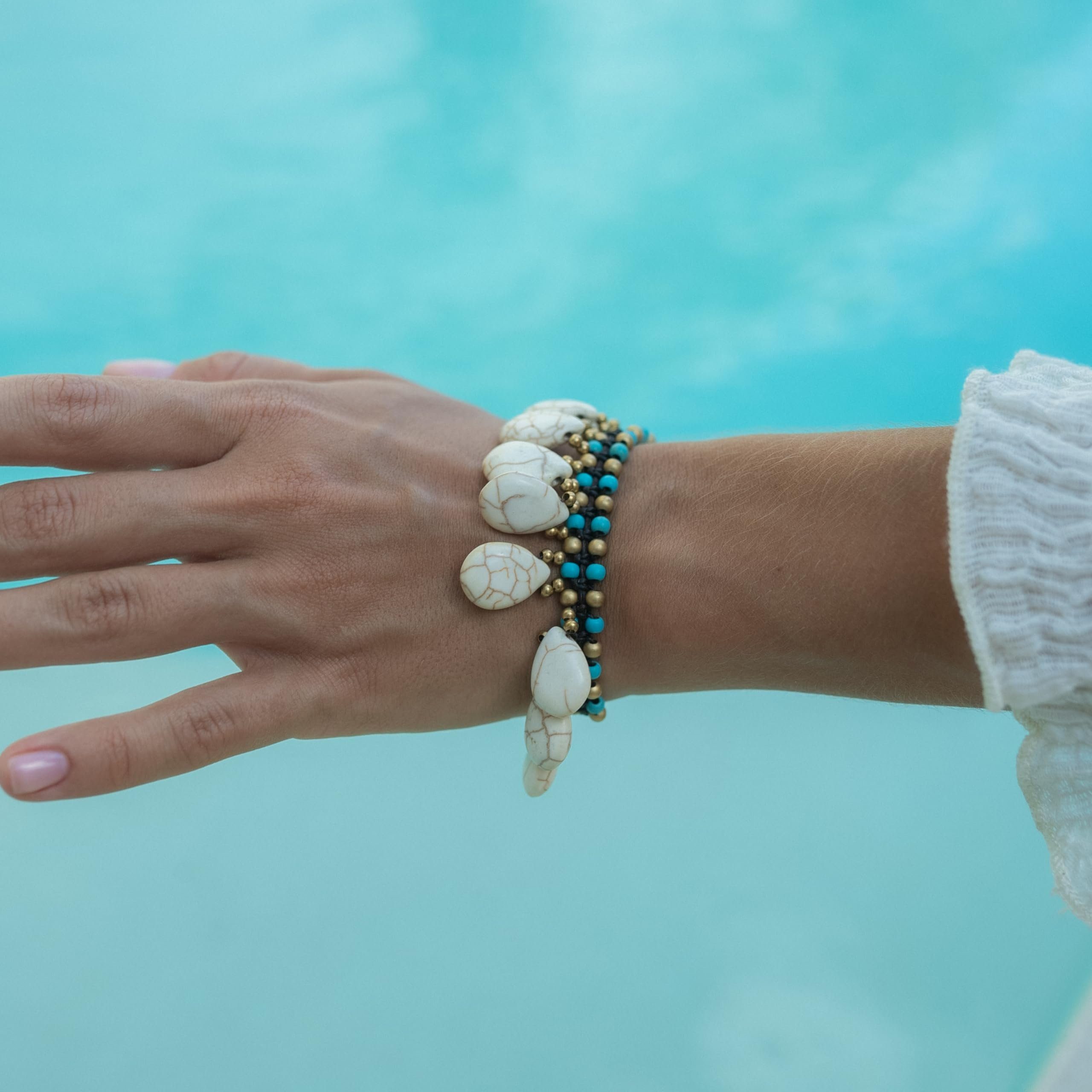 Made by Nami Armband Boho Damen mit Türkisen Perlen und weißen Steinen Hipp günstig online kaufen