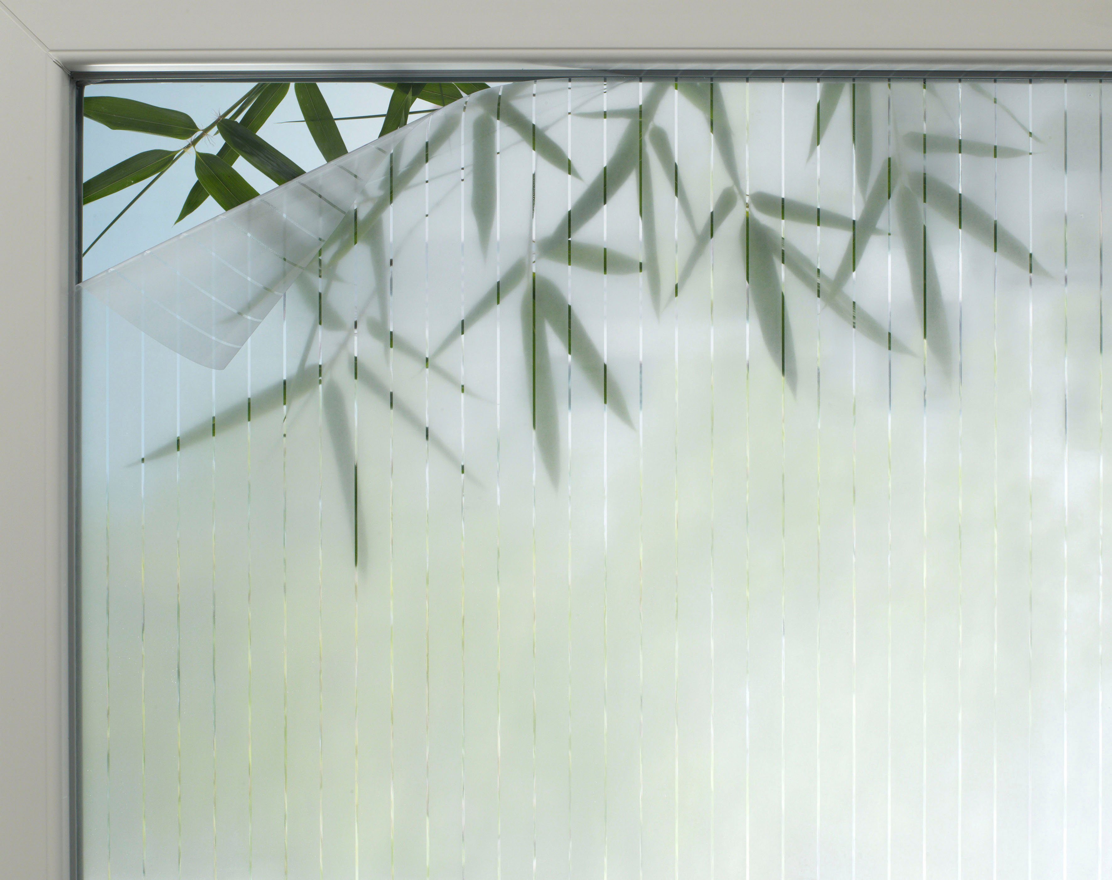 Fensterfolie Line 25, GARDINIA, halbtransparent, 80% UV-Schutz,  halbtransparent zum Schutz der Privatsphäre, Blickschutz bei Tag und Nacht | Badetücher