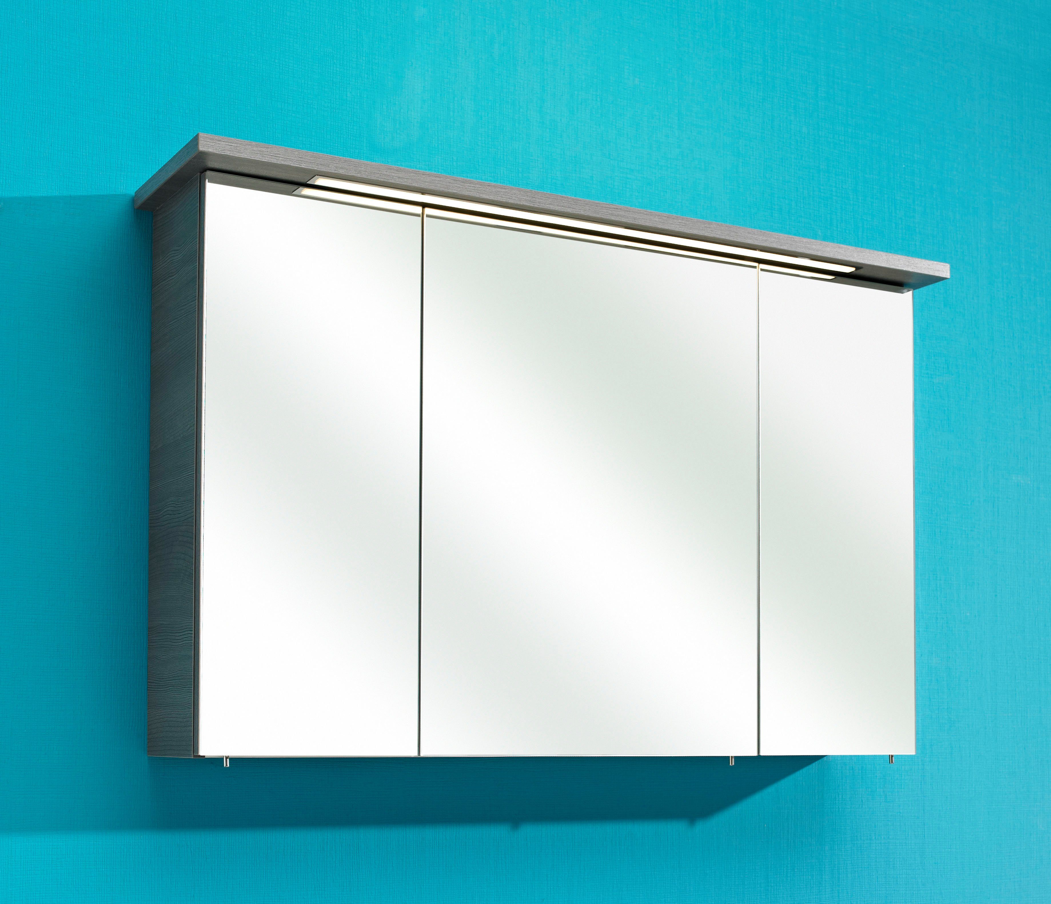 PELIPAL Spiegelschrank Quickset 328 Breite cm, 115 3-türig, eingelassene Steckdosenbox LED-Beleuchtung