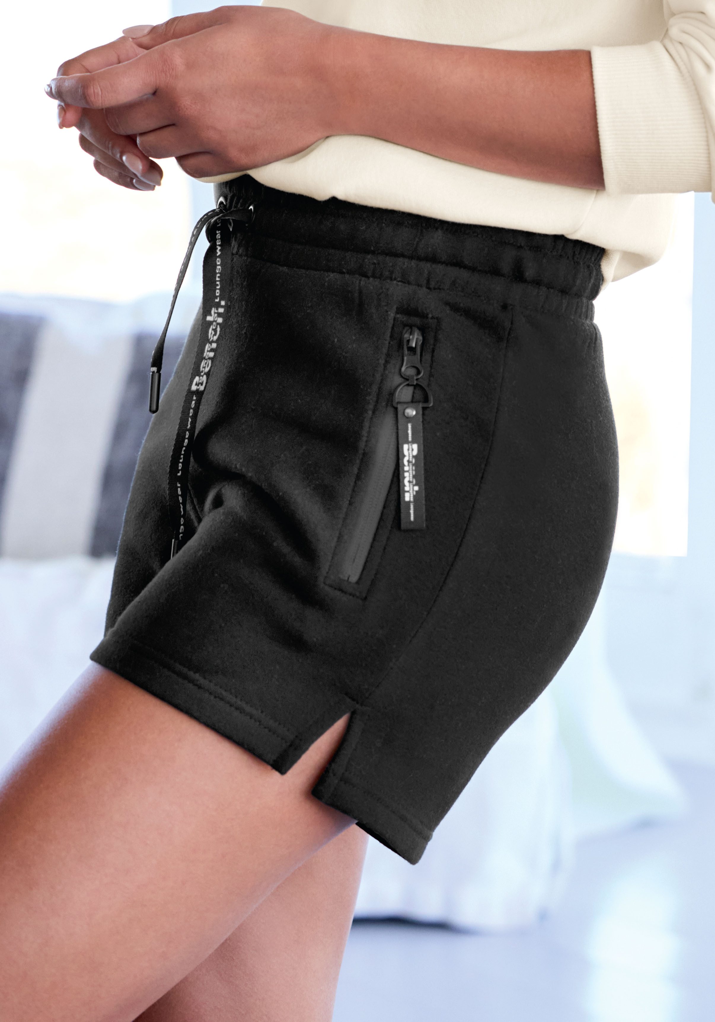 Bench. Loungewear Sweatshorts mit seitlichen Schlitz und Reißverschlusstaschen, Loungewear