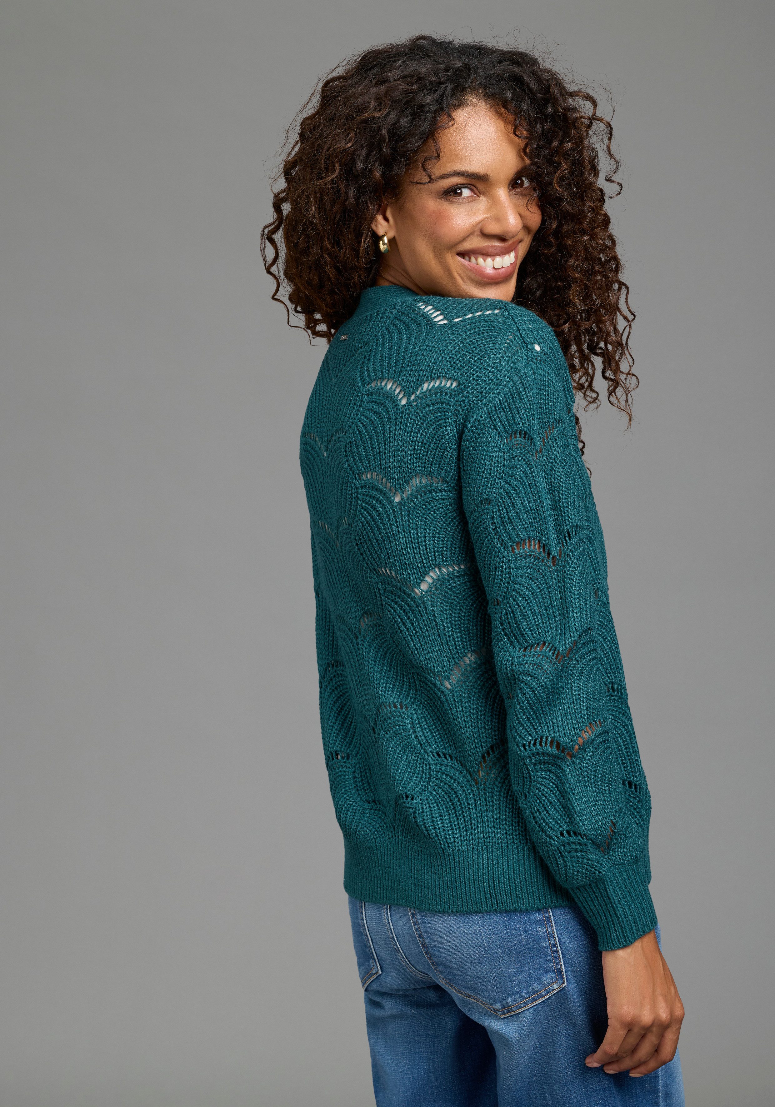 Laura Scott Strickjacke mit Ajourstrickmuster kurz geschnitten. € 39,99, (€ 39,99 pro 1 Stk).
