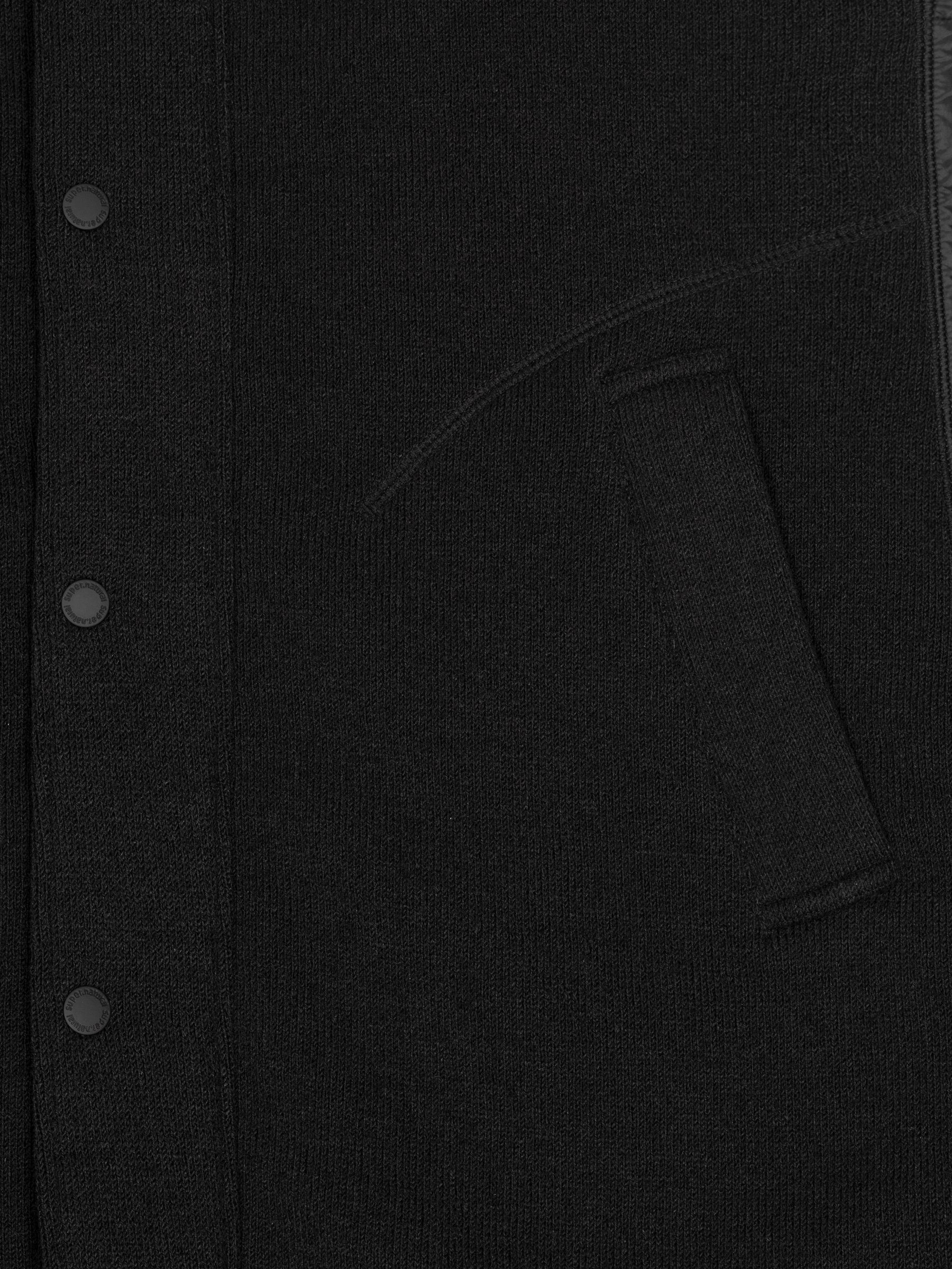 SUPER.NATURAL Outdoorjacke Funktionsjacke feinster unter Reißverschluss W JET BLACK COMBUSTION COAT Merino-Materialmix versteckt, Knopfleiste