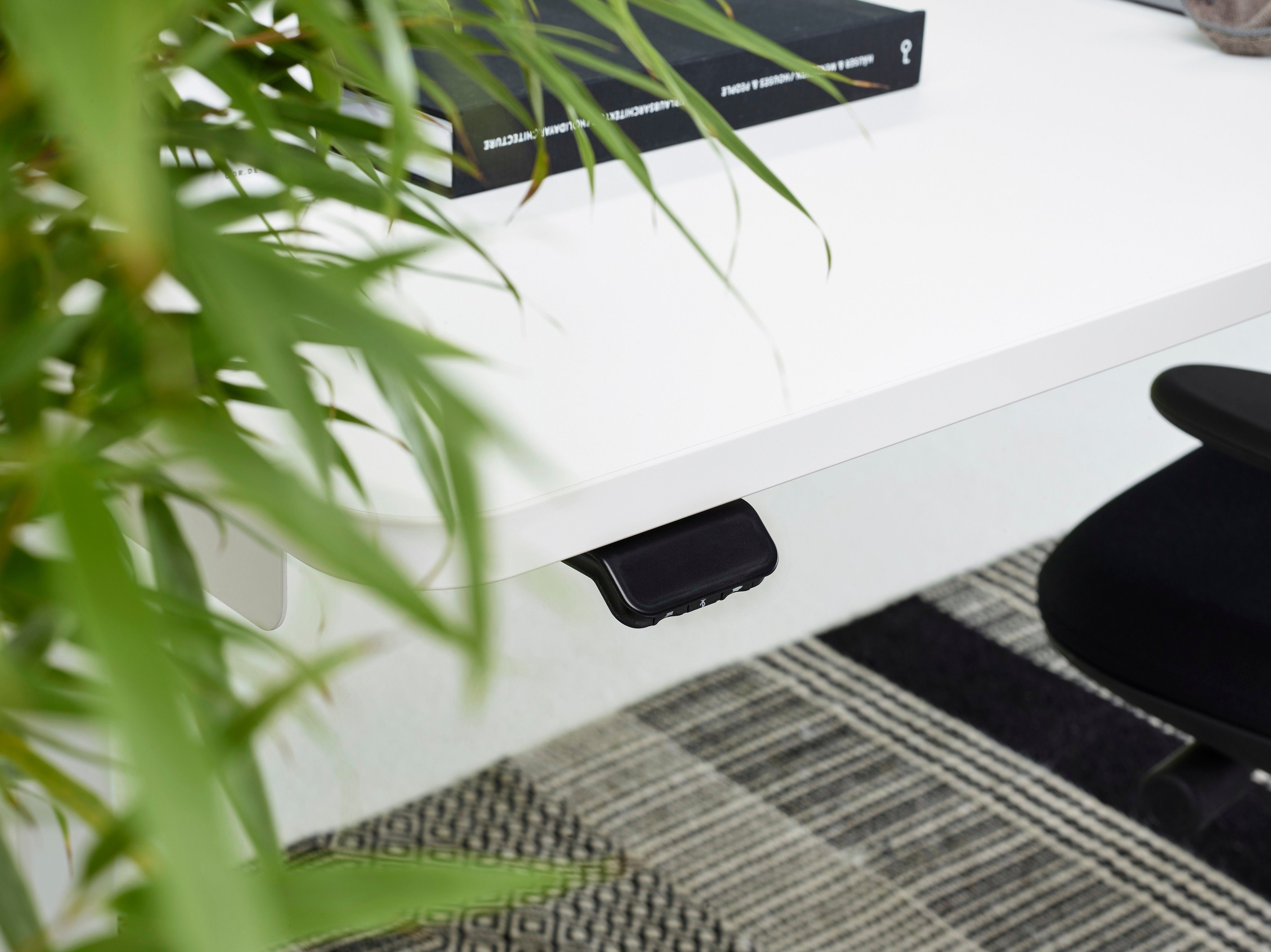 Schreibtisch (Sitz-Steh Tisch) und Bürotisch stufenlos "MO MO wählbar gefertigt verschiedene Casa mit verstellbarer frei und integriertem - ergonomischer Schreibtisch Five" Farben Weiß Tischplatte Arbeitsplatz, nachhaltig Elektrisch Weiß Kabeldurchlass in - höhenverstellbarer Deutschland - | Größen