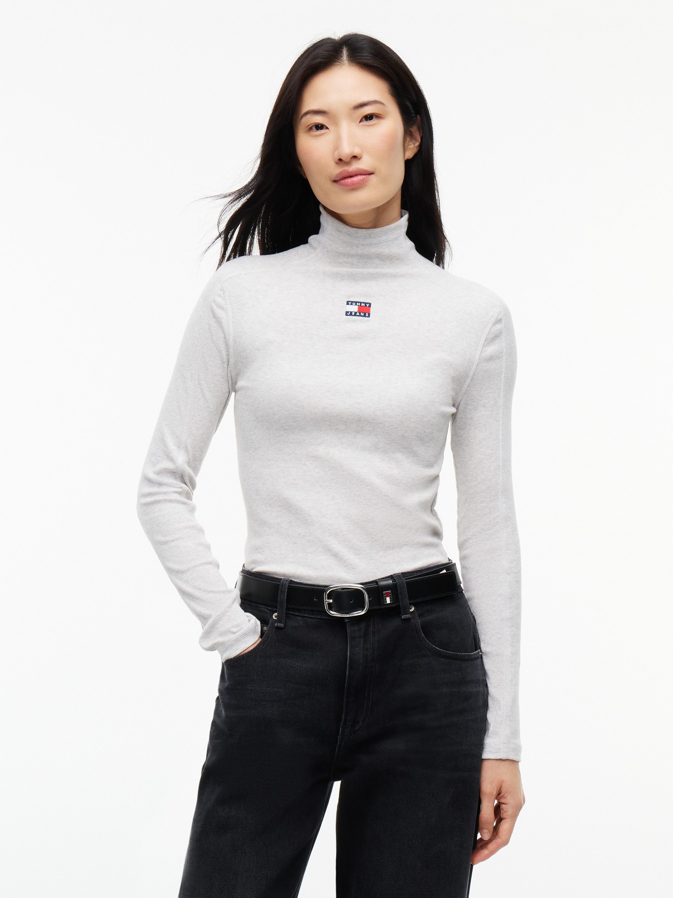 Tommy Jeans Langarmshirt TJW SLIM RIB LS MOCK BADGE TOP Baumwollmischung, slim fit, figurbetont, in gerippter Struktur