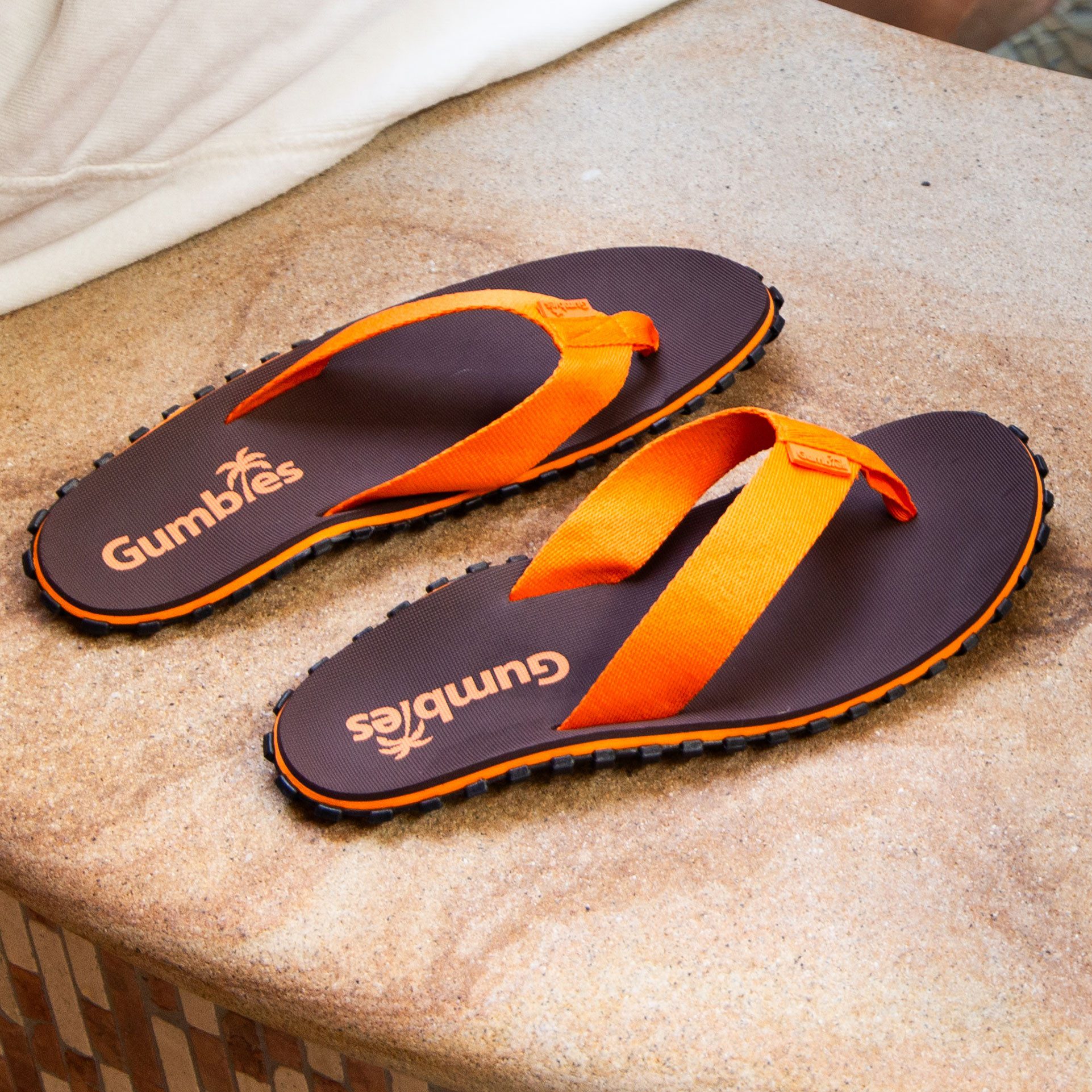 Gumbies Duckbill in Brown-Orange T-Strap-Zehentrenner Hergestellt aus recycelten Materialien – Bild 2 von 5