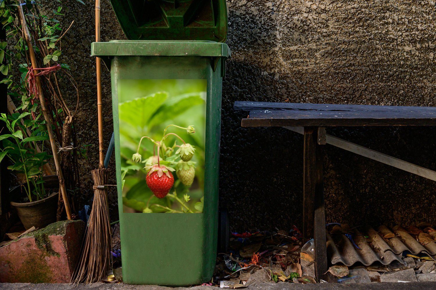 MuchoWow Wandsticker Pflanze - (1 - Erdbeere Container, Abfalbehälter Mülleimer-aufkleber, Grün Mülltonne, Sticker, St)