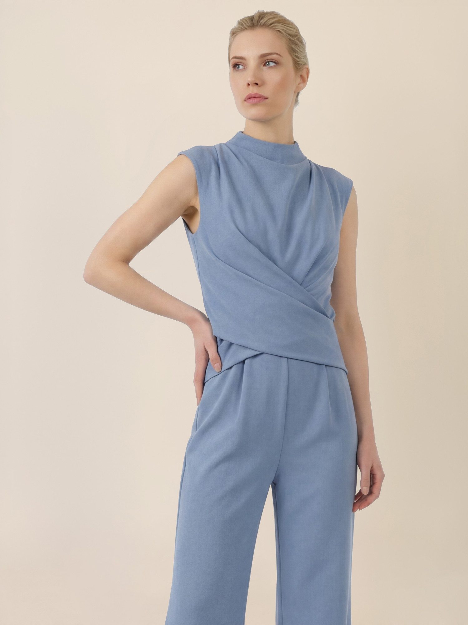 Apart Jumpsuit mit Drapierung und weitem Bein