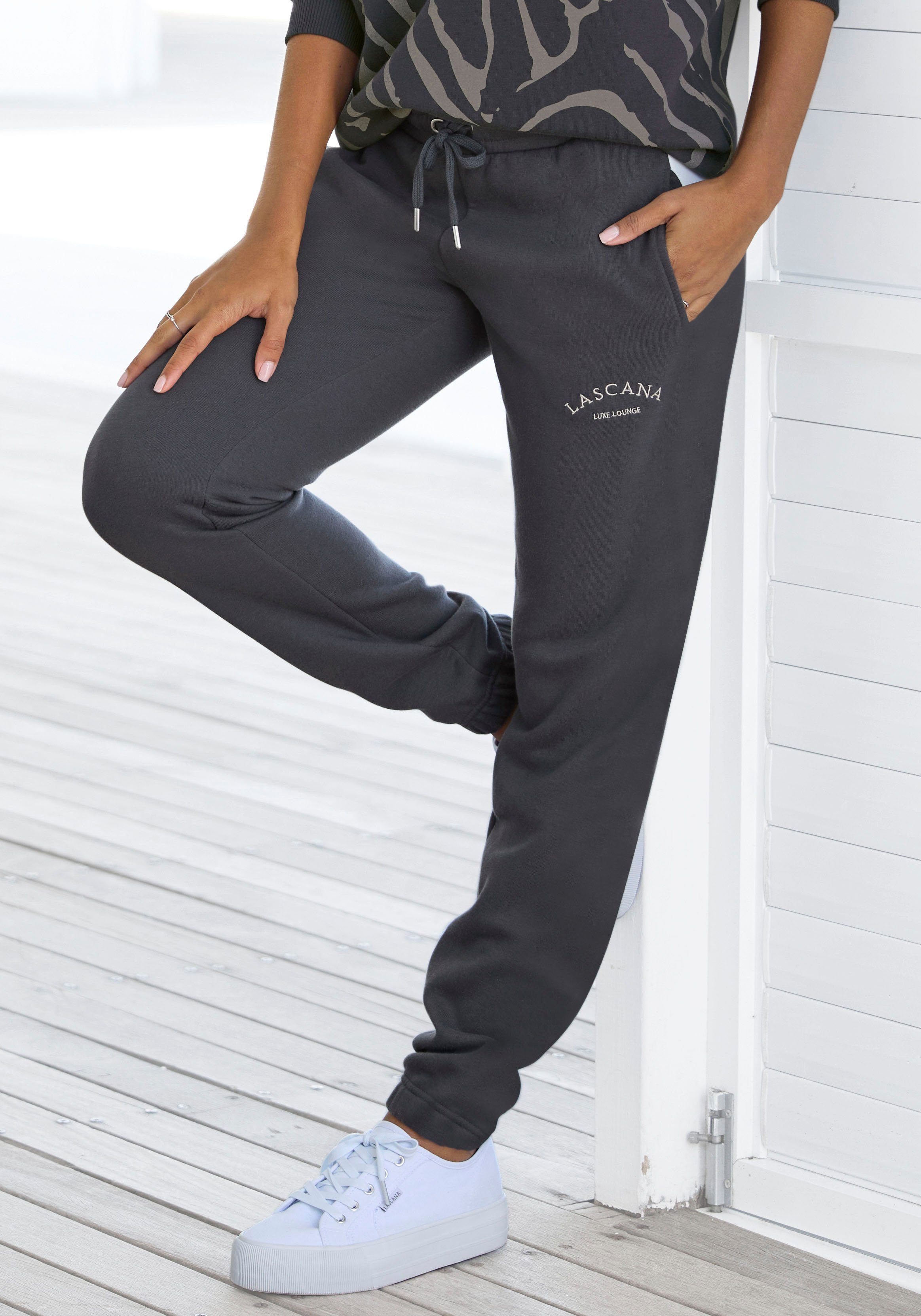 anthrazit und Loungewear, LASCANA Taschen Sweathose seitlichen Logostickerei, mit -Loungehose-Relaxhose Loungeanzug