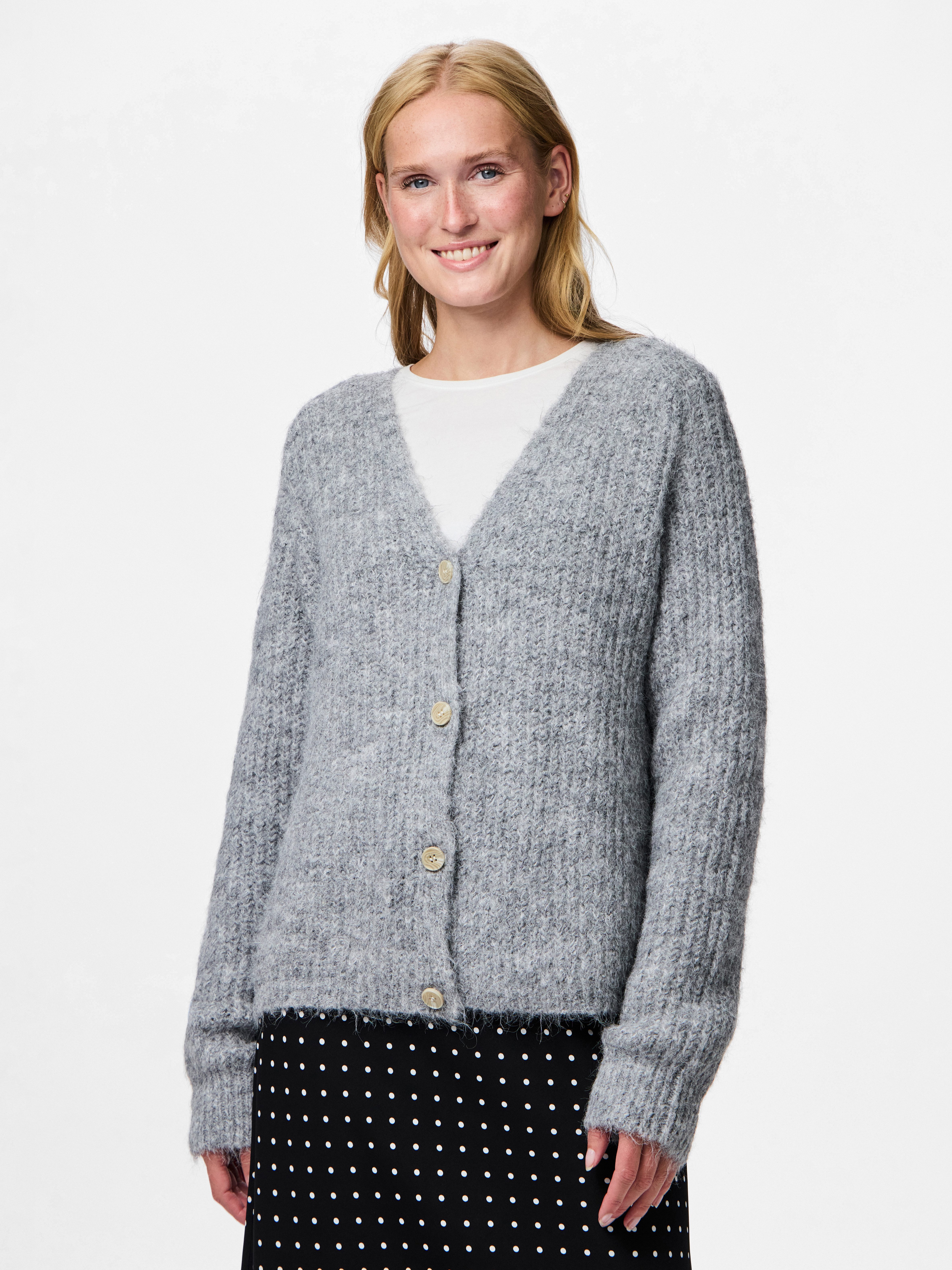 pieces Strickjacke PCCLEO LS V-NECK KNIT CARDIGAN NOOS BC günstig online kaufen