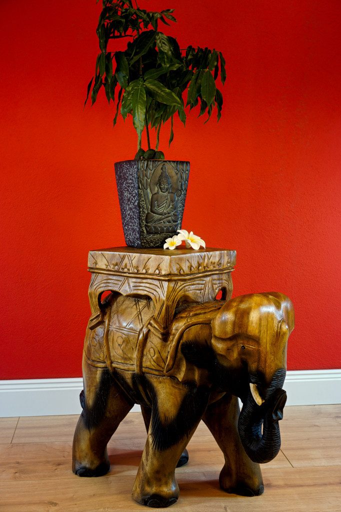 Kinaree Blumentisch Beistelltisch KAOH YOR natur, Elefant, Suar Akazie Holz, Naturprodukt