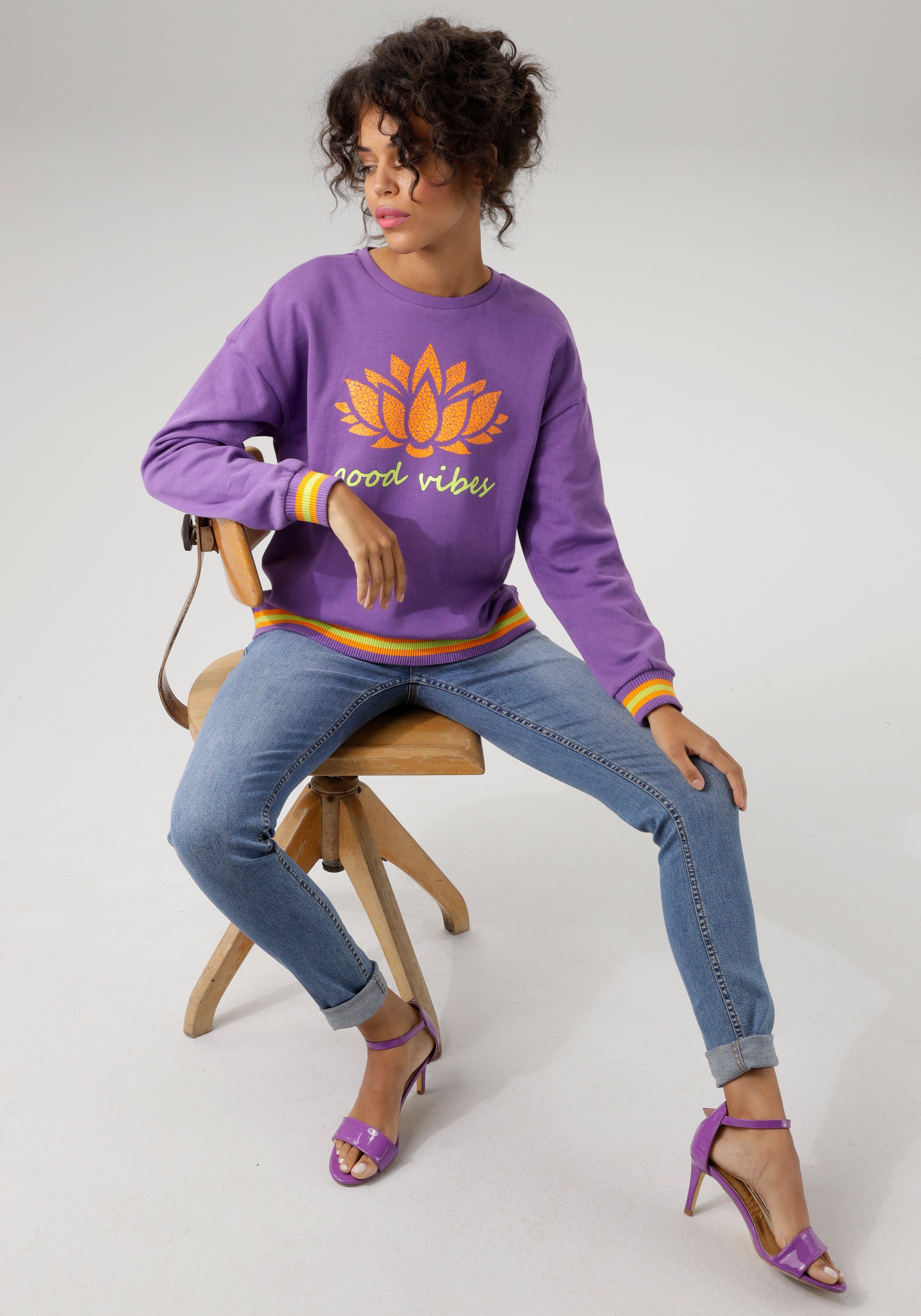 Aniston CASUAL Sweatshirt Frontdruck mit abstrakter Seerose und Schriftzug