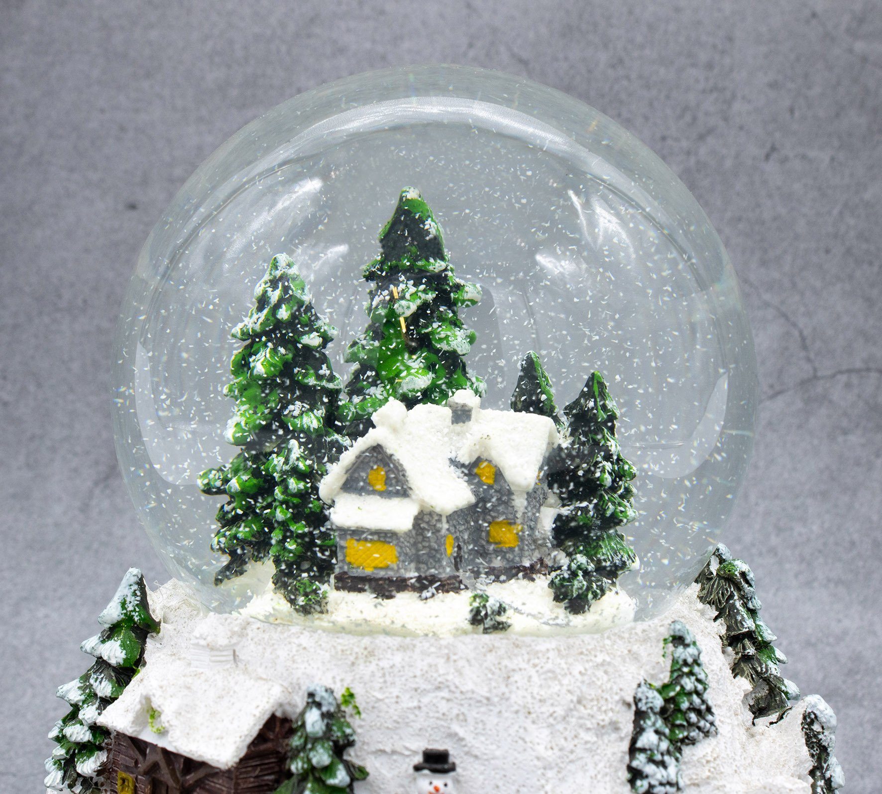 Spetebo Dekokugel LED Schneekugel Weihnachtsdorf Musik - 16x14 cm (Packung, 1 tlg), Weihnachts Spieluhr mit Beleuchtung