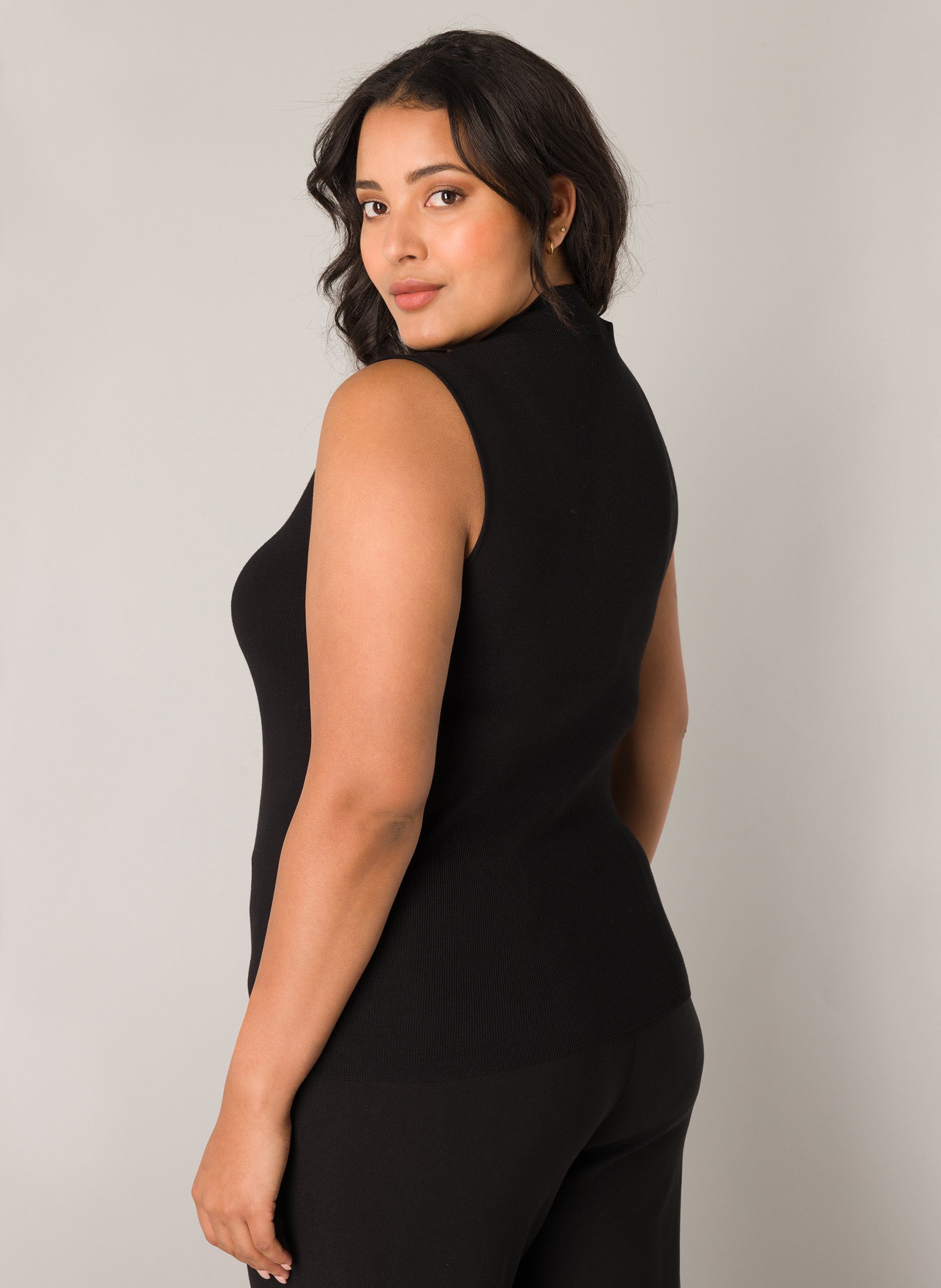 Base Level Curvy Ripptanktop mit hochgeschlossenem Kragen, ärmellos – Bild 3 von 5