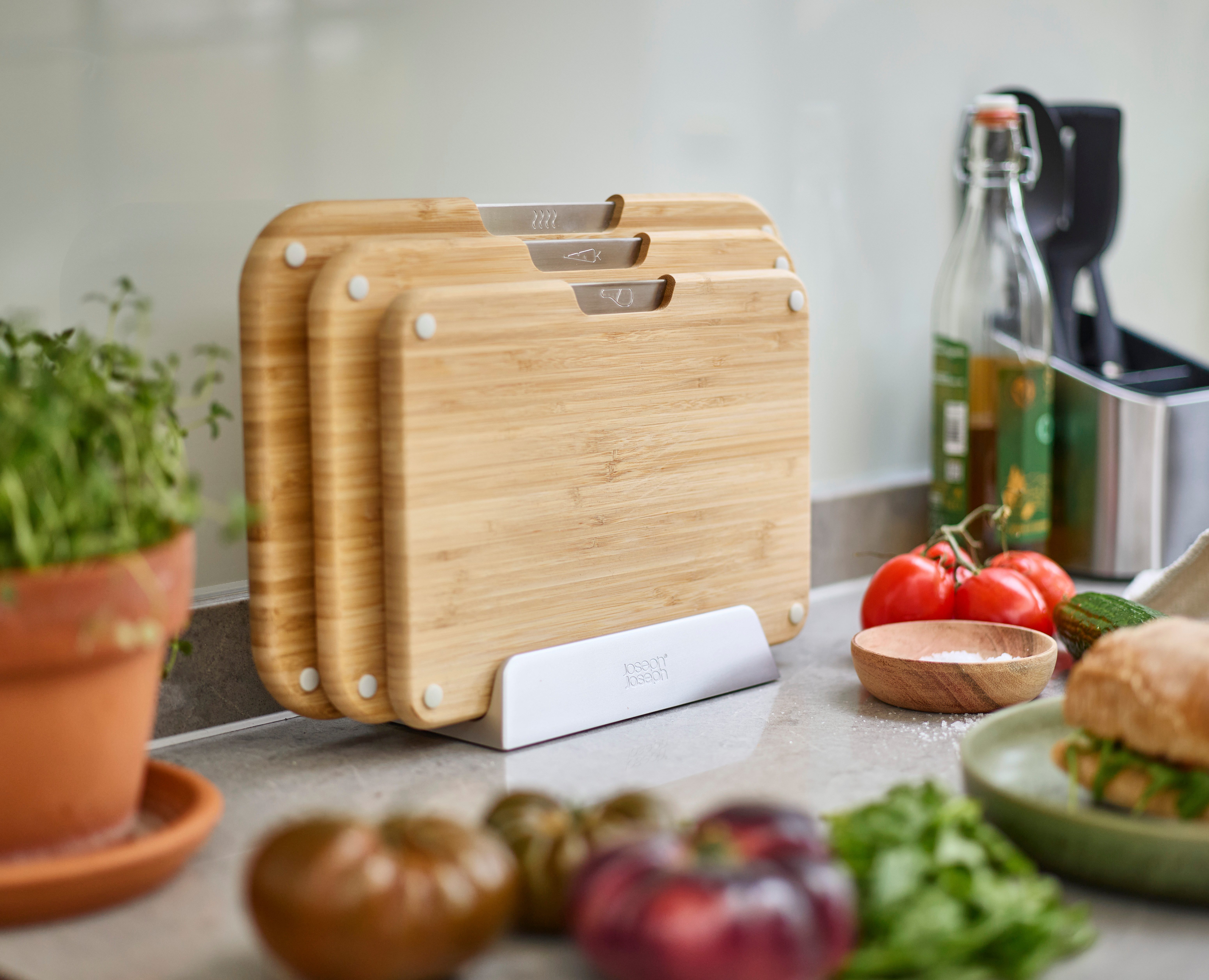 Joseph Joseph Schneidebrett Nest Boards Bamboo 3-teiliges Schneidebrett-Set, Bambus, (Set, 4-St., 3x Schneidebrett, 1x Ständer), mit Symbolen um Kreukontamination zu vermeiden