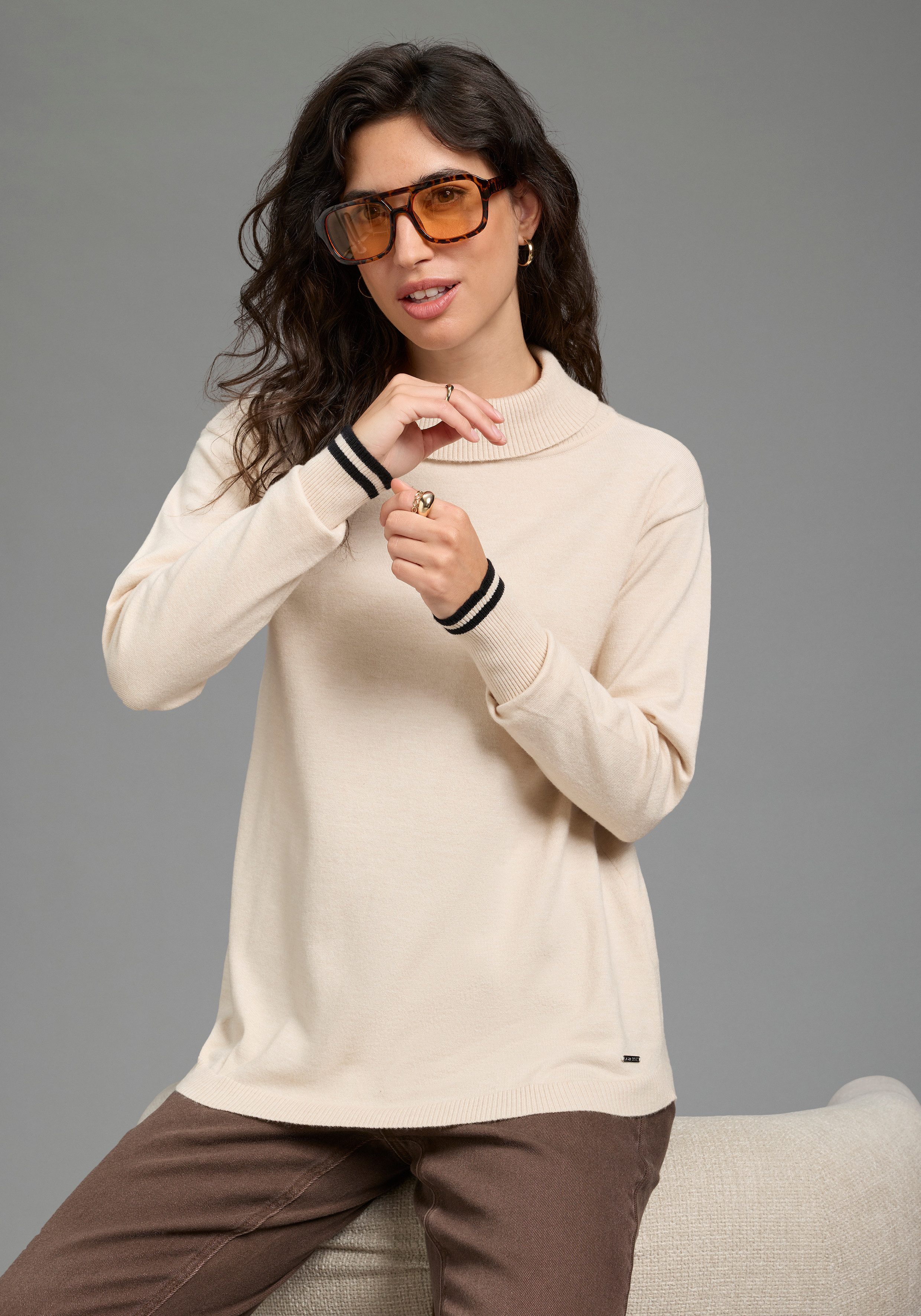 Laura Scott Strickpullover aus Feinstrick, hüftlange Schnittform mit Rollkragen und Kontraststreifen
