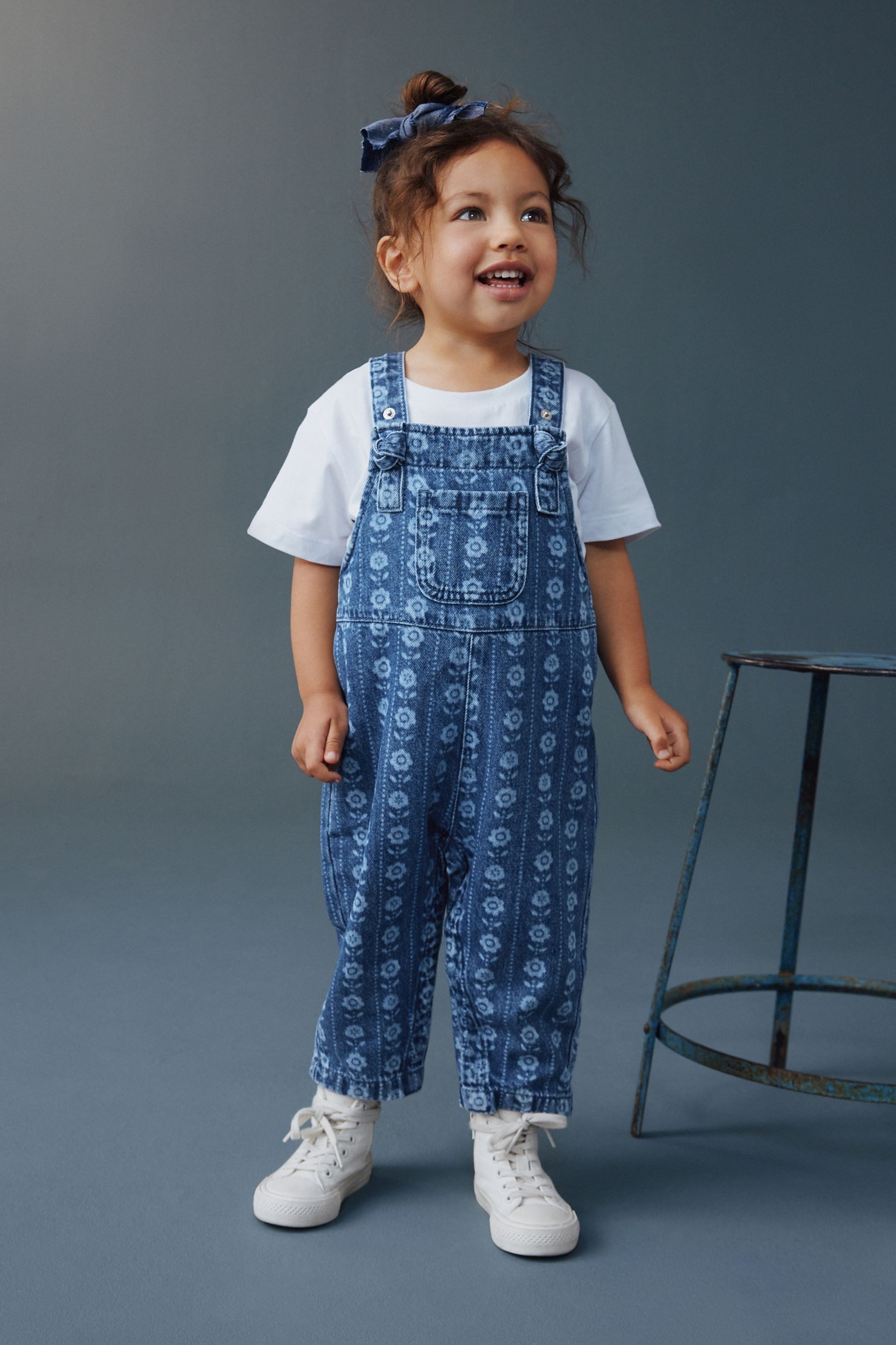 Next Latzhose Latzhose mit floralem Muster (1-tlg)