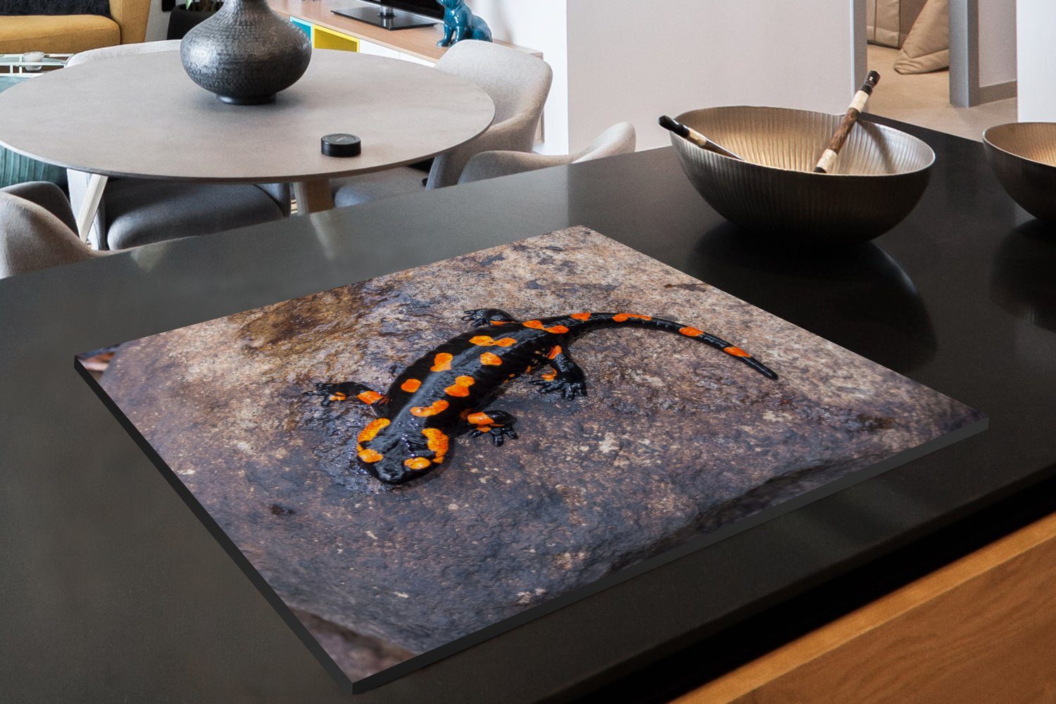 MuchoWow Herdblende-/Abdeckplatte Schwarz-orange Salamander auf nutzbar, Ceranfeldabdeckung Mobile (1 Vinyl, Arbeitsfläche tlg), cm, Stein, 70x52