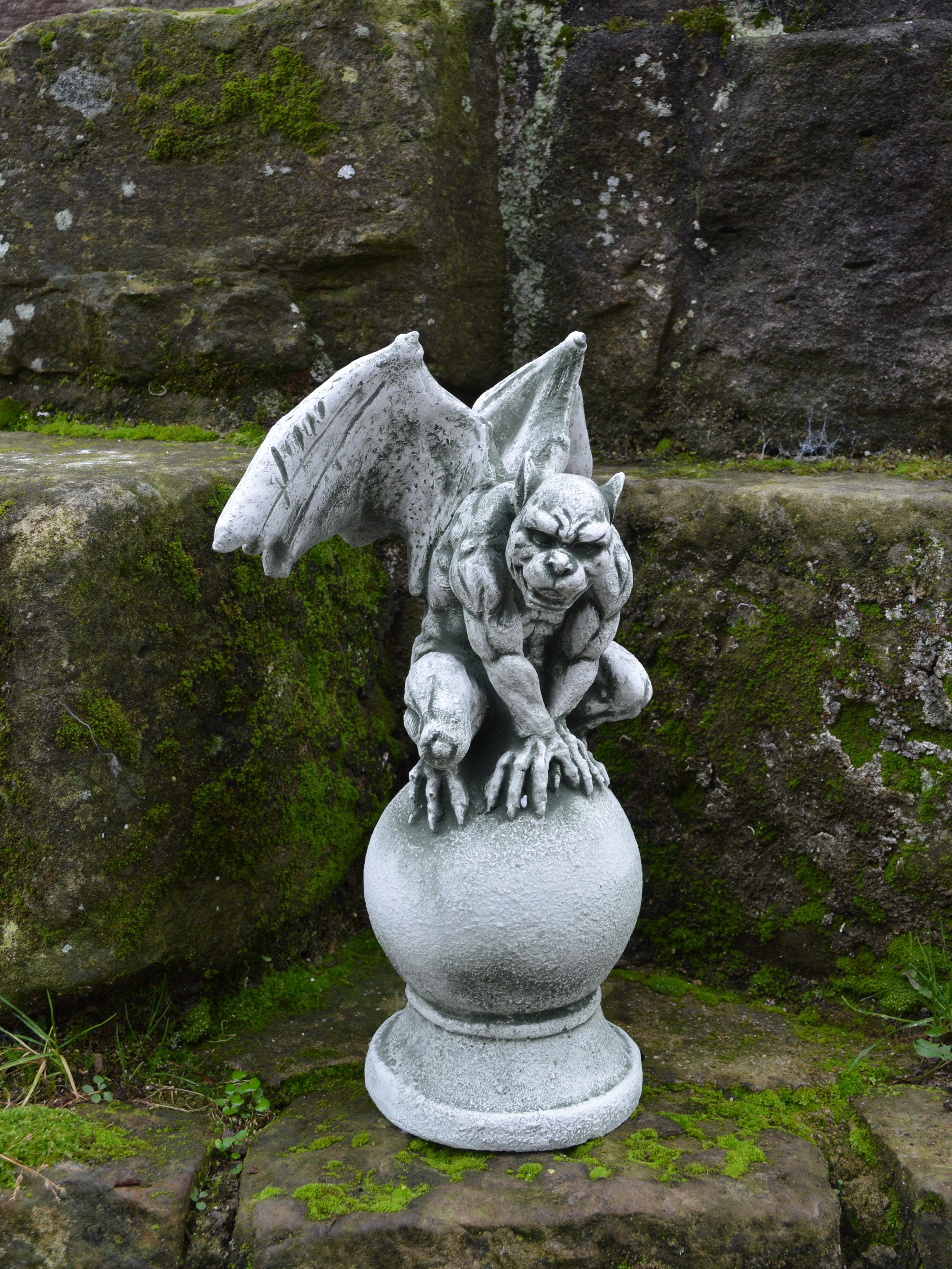 gartendekoparadies.de Gartenfigur Gargoyle Drachen auf Kugel, Steinfigur, H. 37 cm, 6 kg, Frostsicher