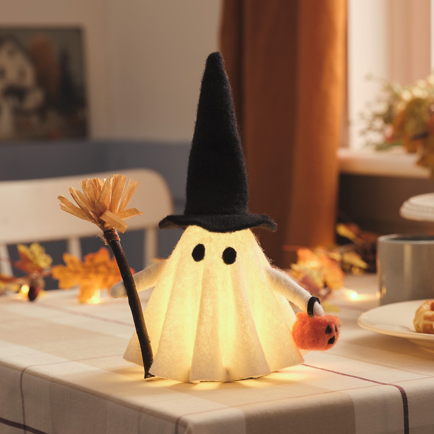 Lights4fun Dekofigur Gloria der Geist LED-Halloween Deko mit Hexenhut und Korb