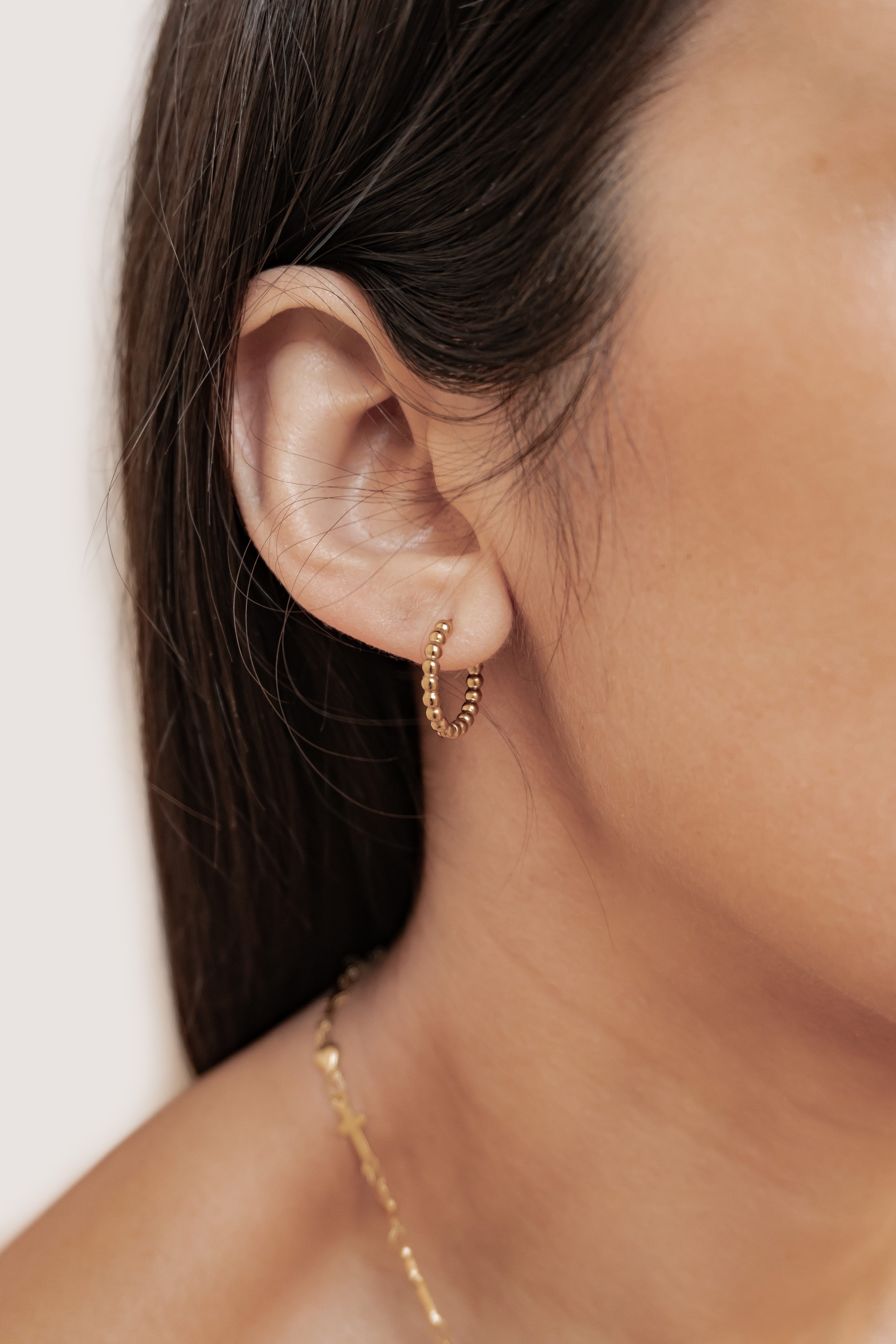 Hey Happiness Paar Creolen Kugel-Ohrringe im Beaded-Style aus Edelstahl, Ohrringe für Damen 18k vergoldet in 3 Größen