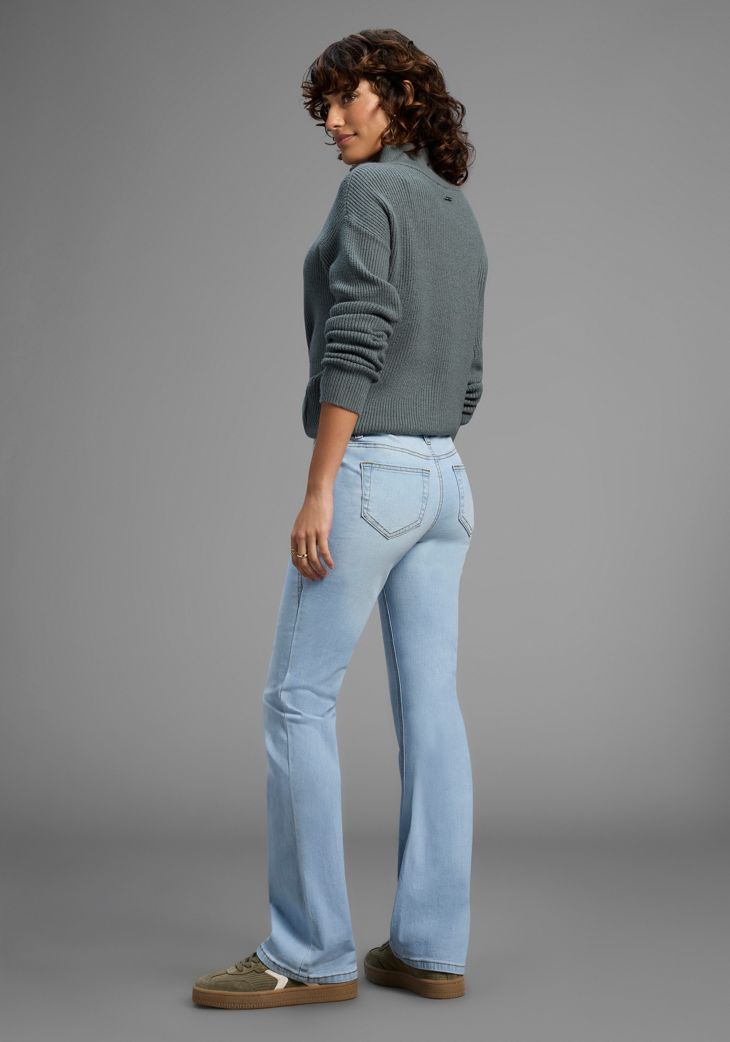 Arizona Bootcut-Jeans Bund mit seitlichem Gummizugeinsatz hohe Leibhöhe, Bootcut, mit Stretch, klassischer 5-Pocket-Style – Bild 5 von 5