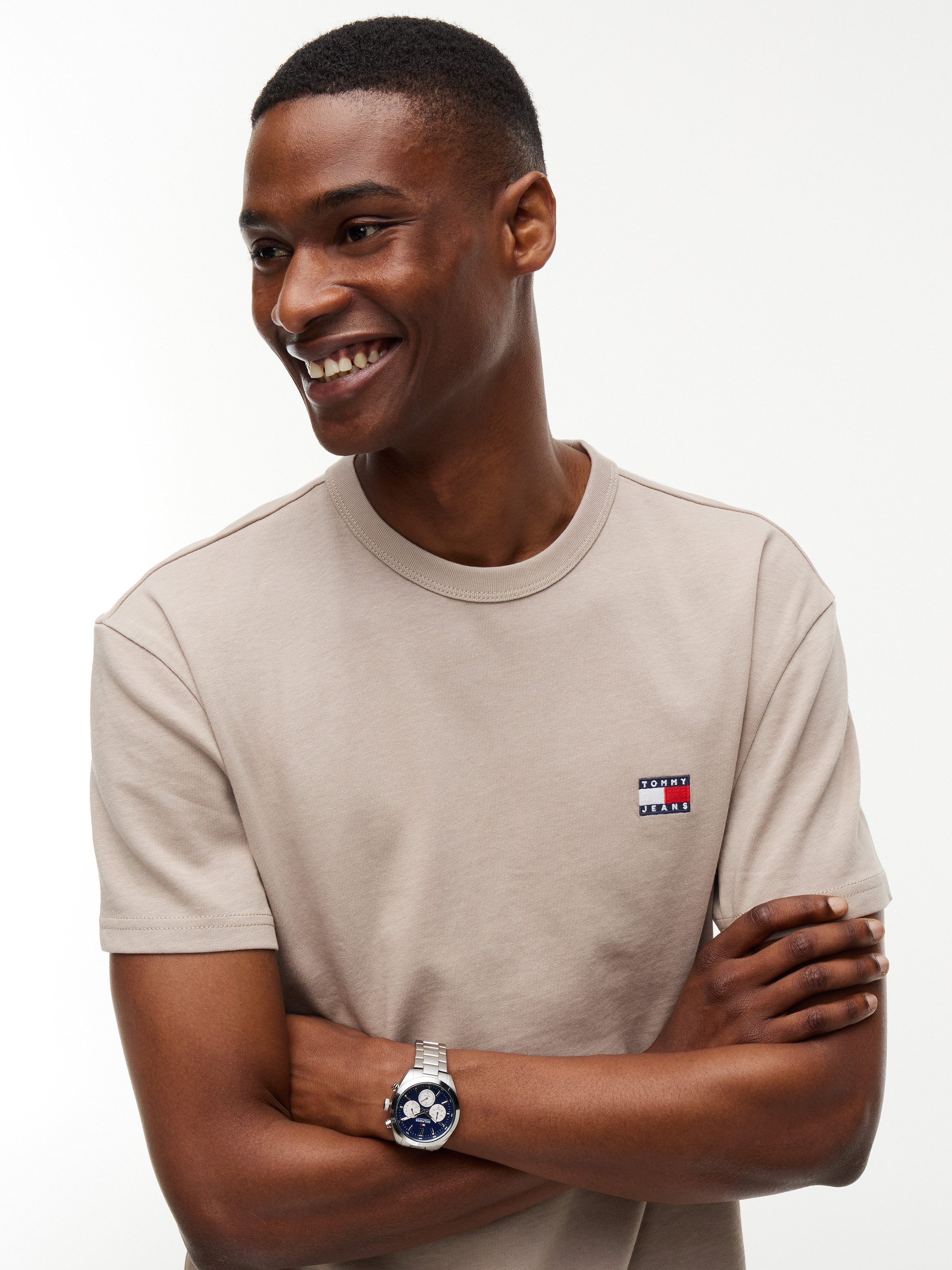 Tommy Jeans T-Shirt TJM REG BADGE TEE EXT mit Logostickerei – Bild 2 von 5