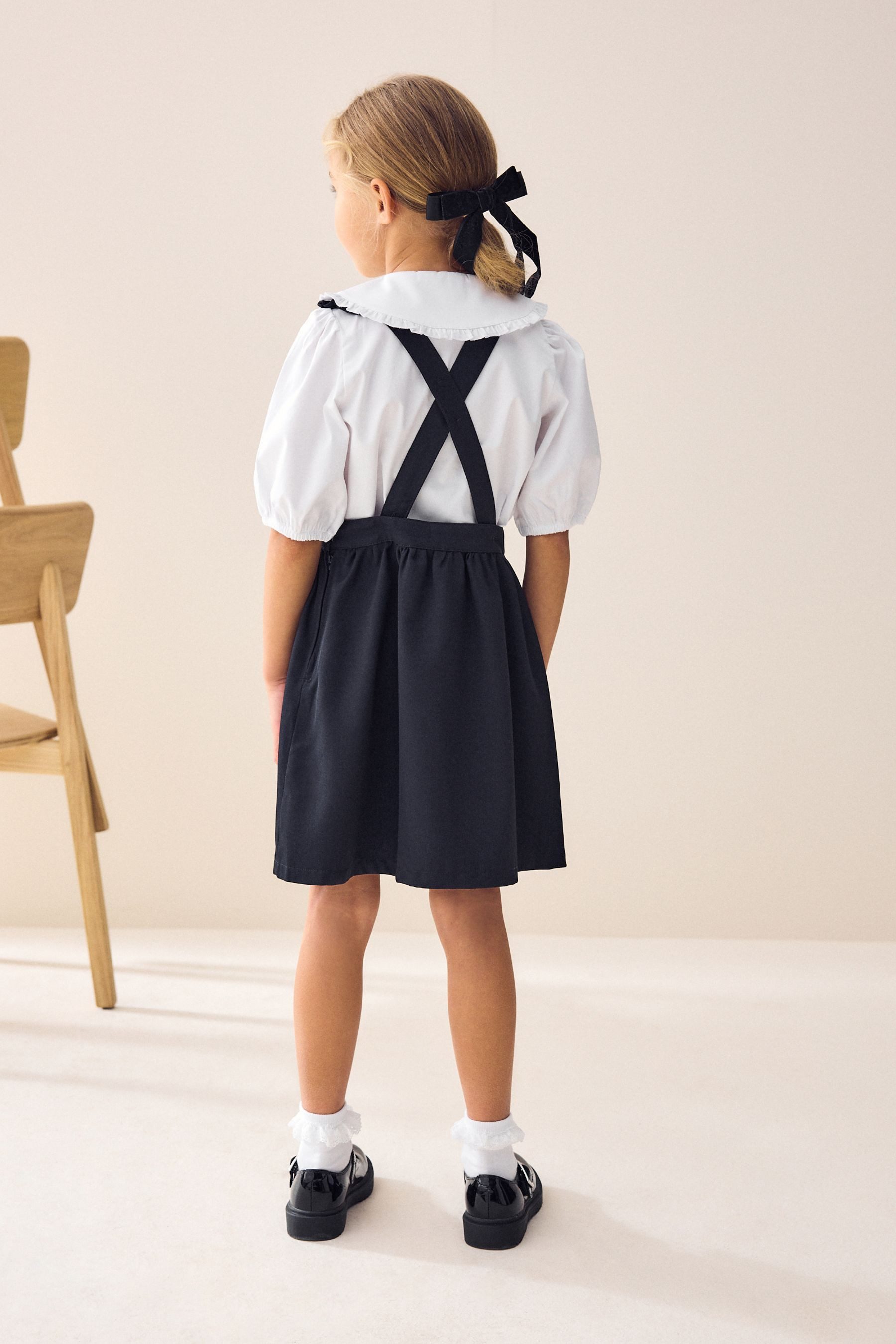 Next Latzkleid Schulkleidung Latzkleid mit Rüschendetail (1-tlg)