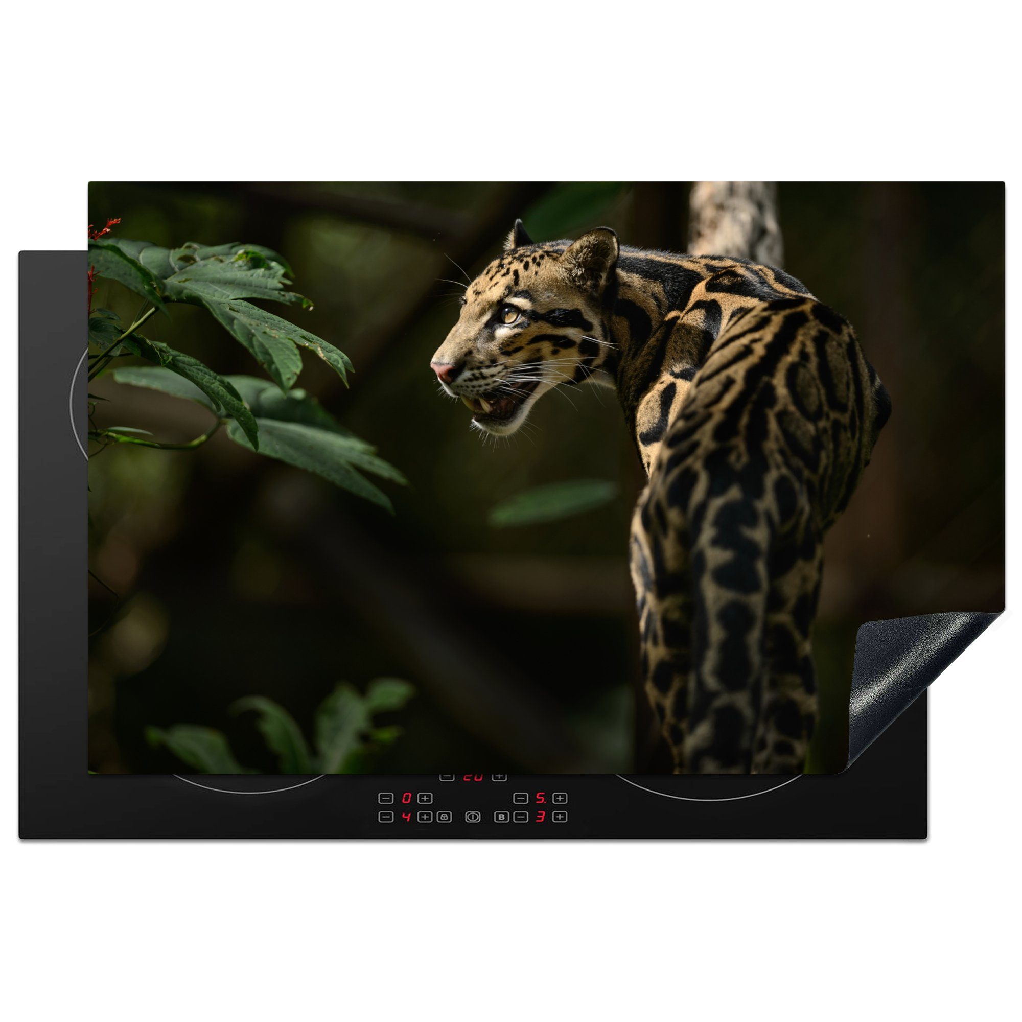 MuchoWow Herdblende-/Abdeckplatte Ein bewölkter Leopard in einem dunklen Wald, Vinyl, (1 tlg), 81x52 cm, Induktionskochfeld Schutz für die küche, Ceranfeldabdeckung