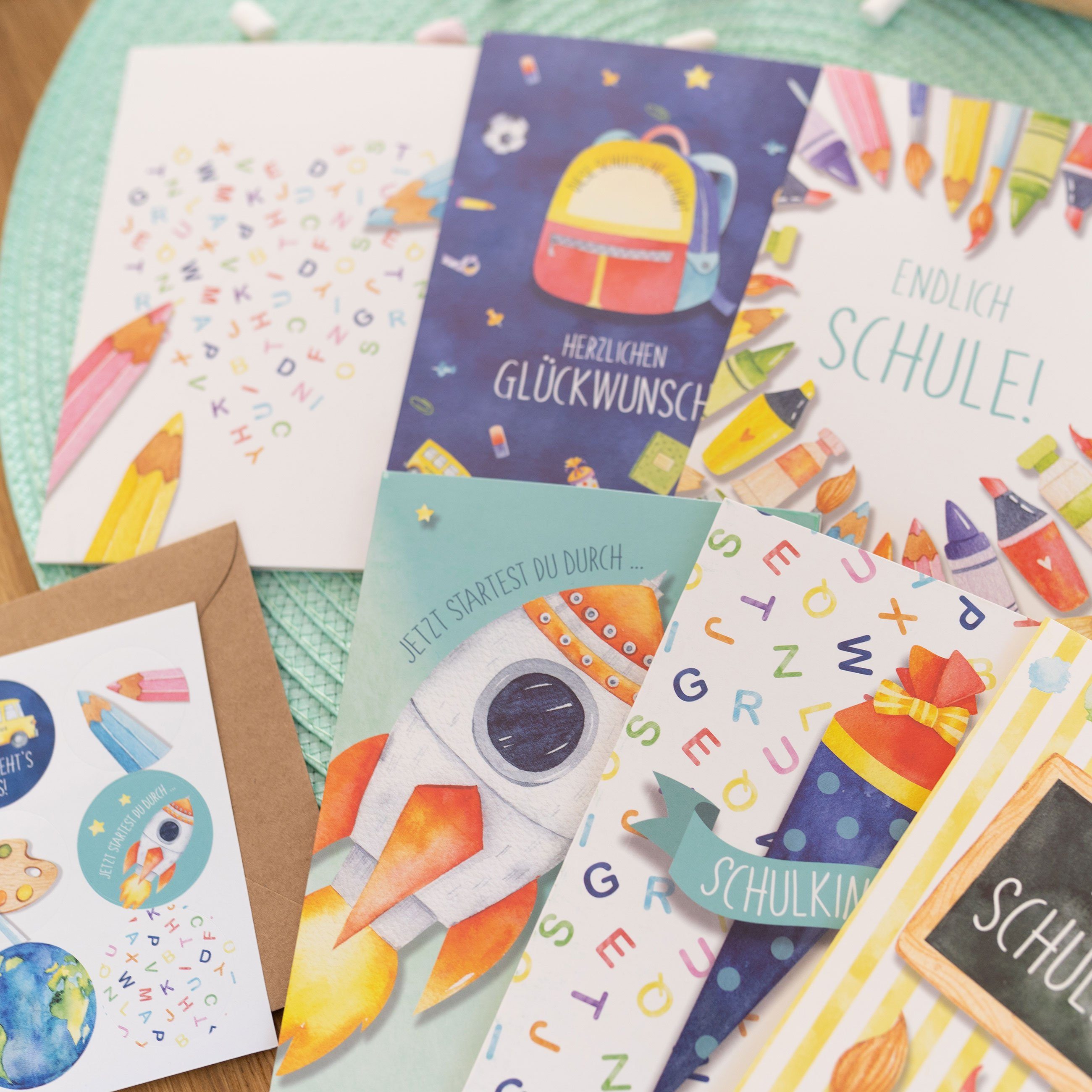 PAPIERDRACHEN Schulanfangskarte 6 Klappkarten zur Einschulung - Grüße für das Schulkind, inkl. Umschlag in Kraftpapieroptik