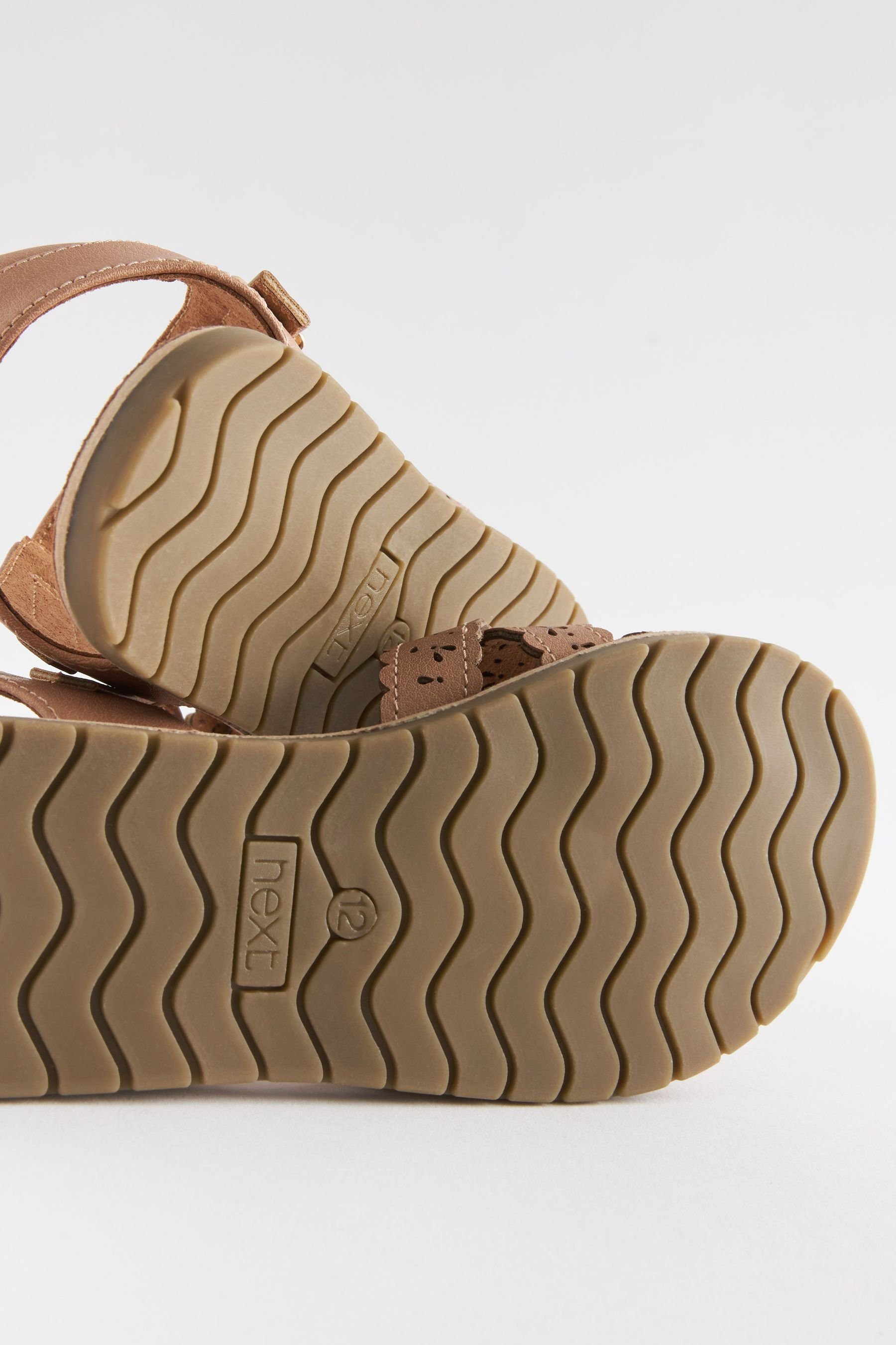(1-tlg) Sandalette Next Breite Brown mit Passform Bogenkante Sandale Tan -