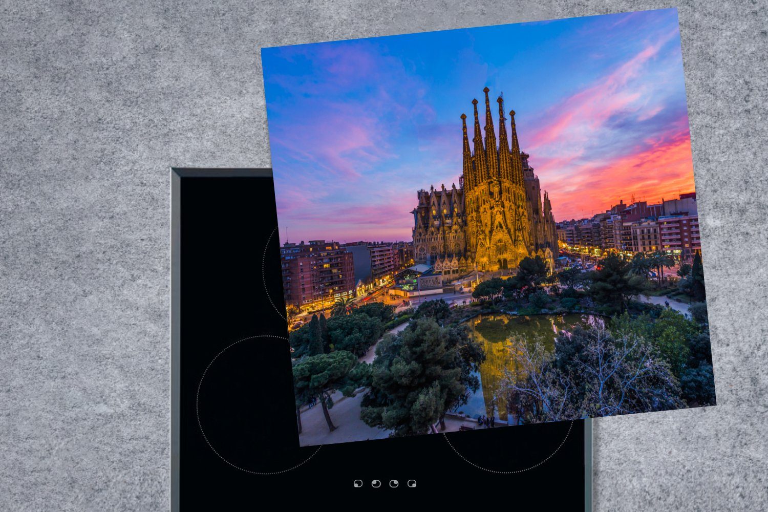 Vinyl, 78x78 (1 für Sagrada Arbeitsplatte Spanien, Familia der hinter Herdblende-/Abdeckplatte MuchoWow tlg), Sonnenuntergang Ceranfeldabdeckung, küche in cm,