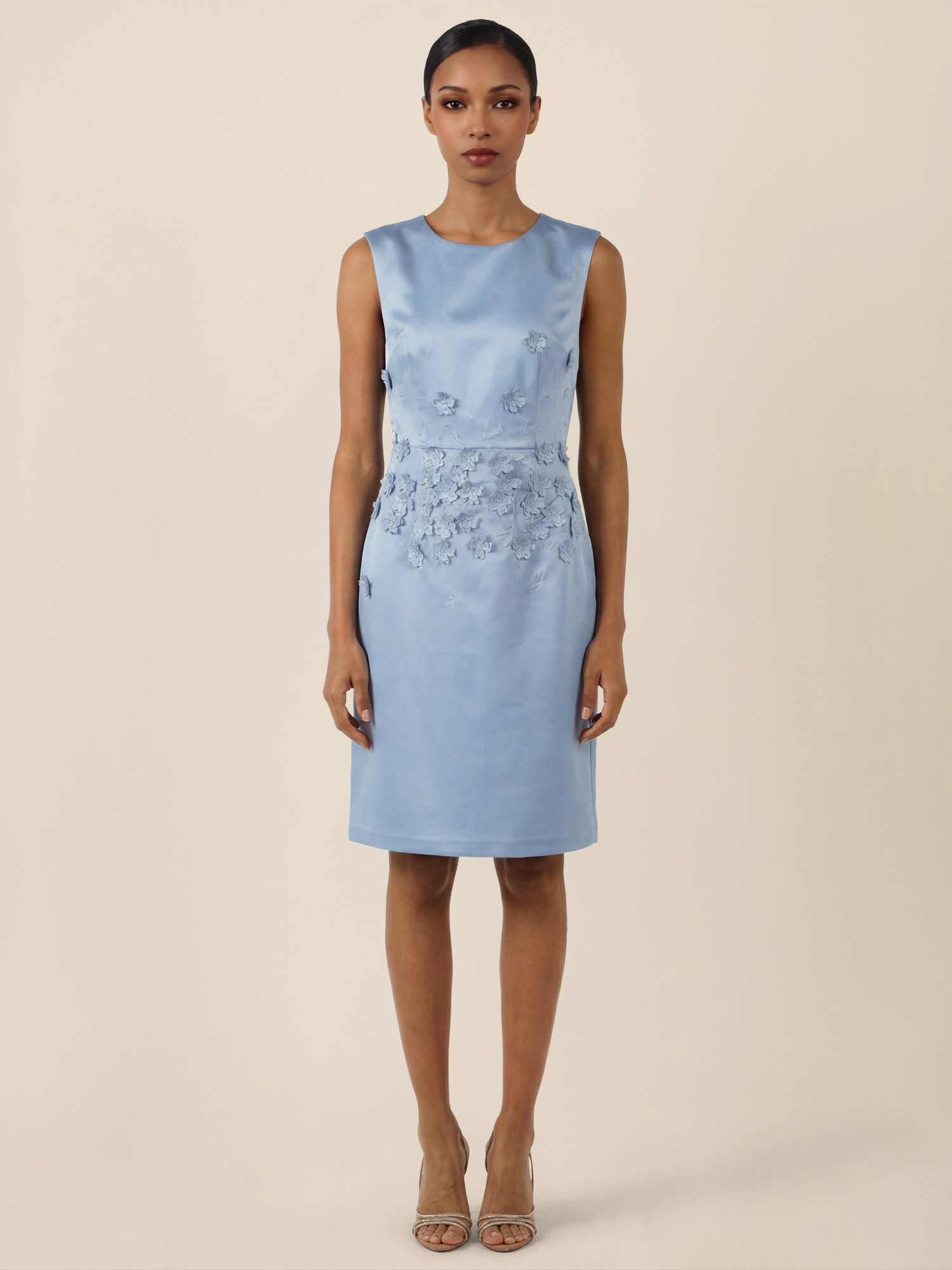 Apart Etuikleid mit 3D-Blütenstickerei