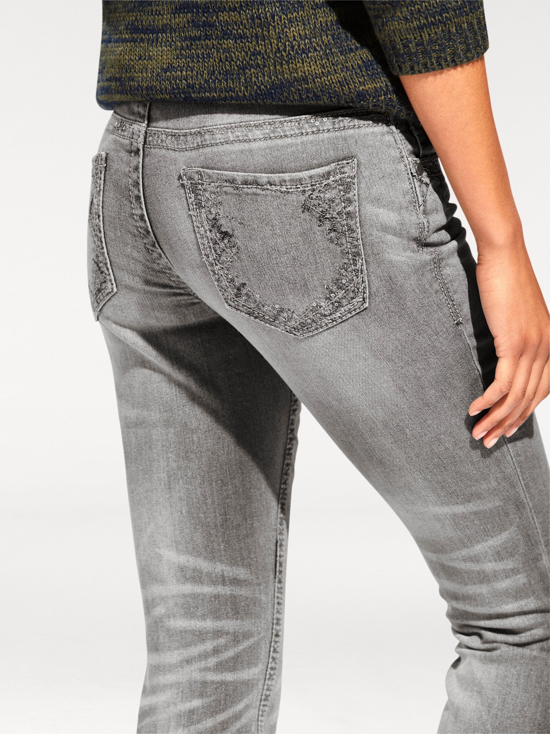 heine Bequeme Jeans Bauchweg-Jeans leicht vertieft – Bild 5 von 5